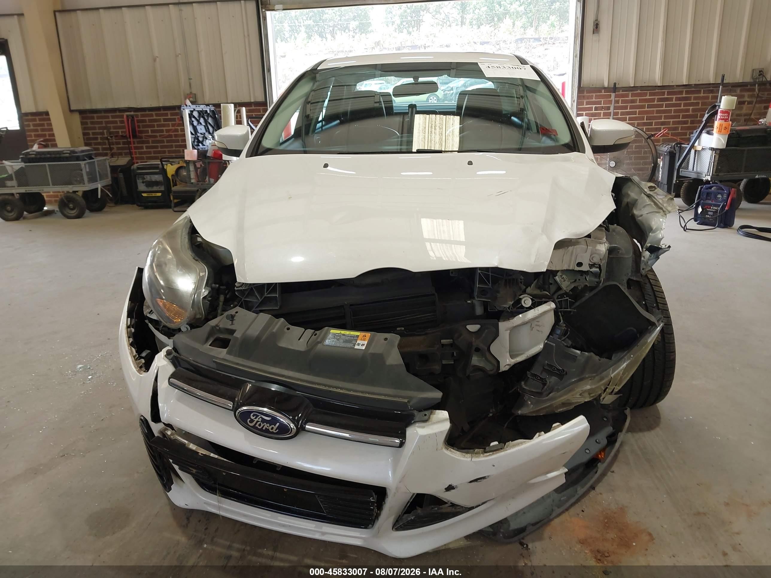 2013 Ford Focus Titanium White vin: 1FADP3J25DL186661