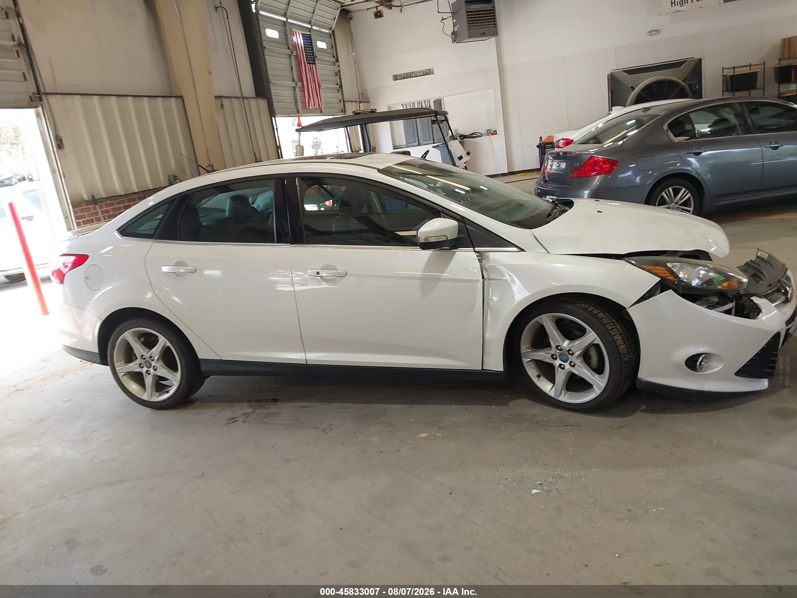 2013 Ford Focus Titanium White vin: 1FADP3J25DL186661