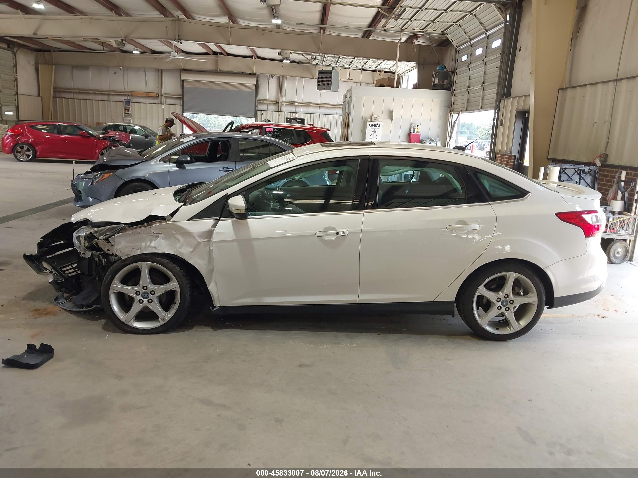 2013 Ford Focus Titanium White vin: 1FADP3J25DL186661