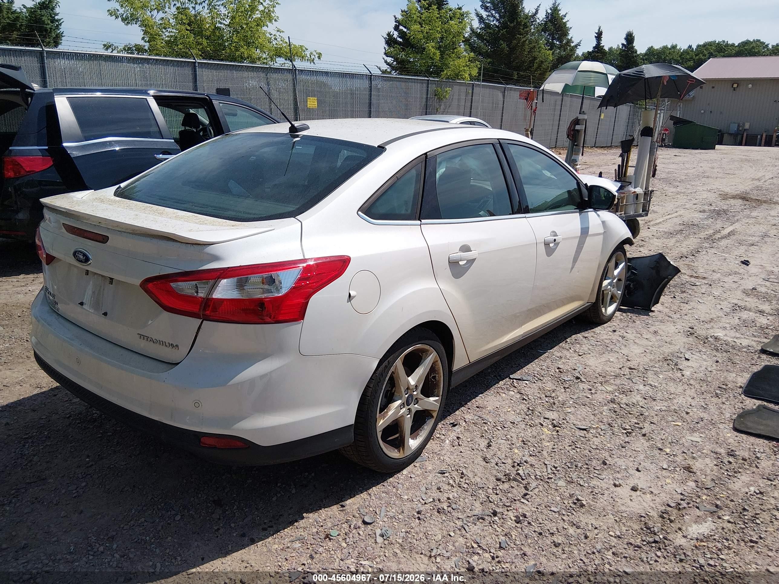 2013 Ford Focus Titanium White vin: 1FADP3J25DL252108