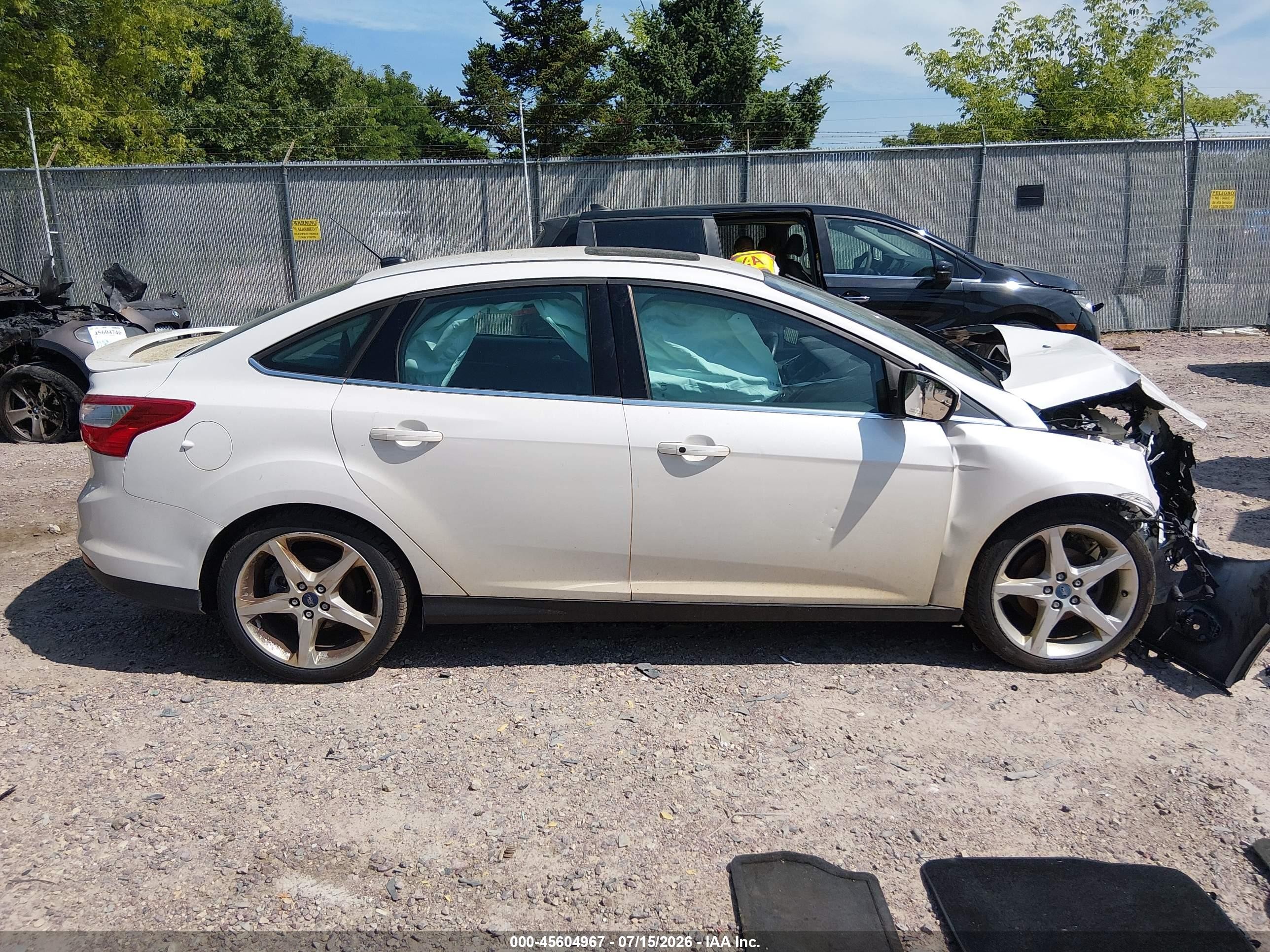 2013 Ford Focus Titanium White vin: 1FADP3J25DL252108
