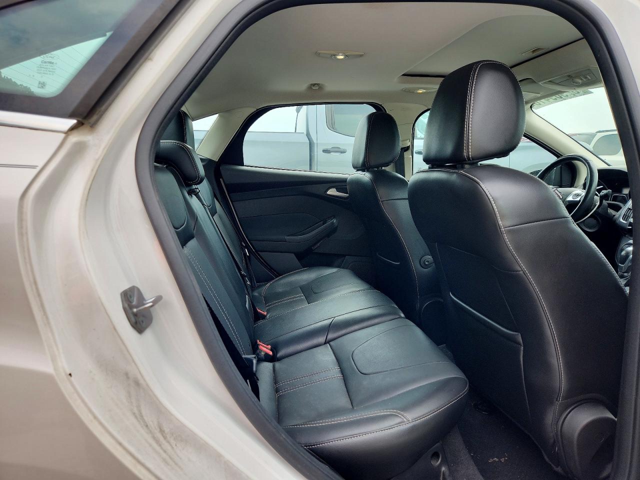 2014 Ford Focus Titanium White vin: 1FADP3J25EL297907