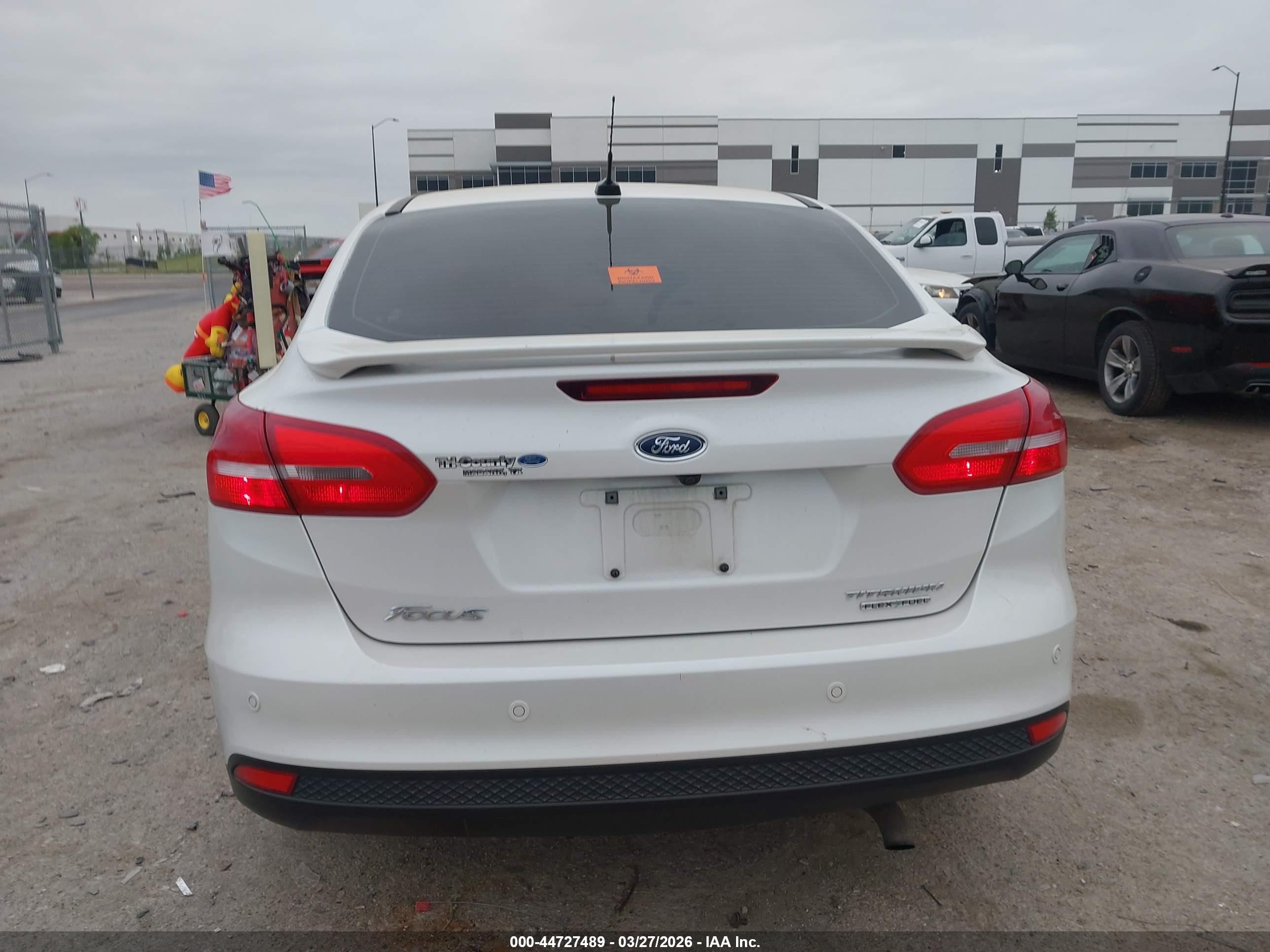 2016 Ford Focus Titanium White vin: 1FADP3J25GL310061