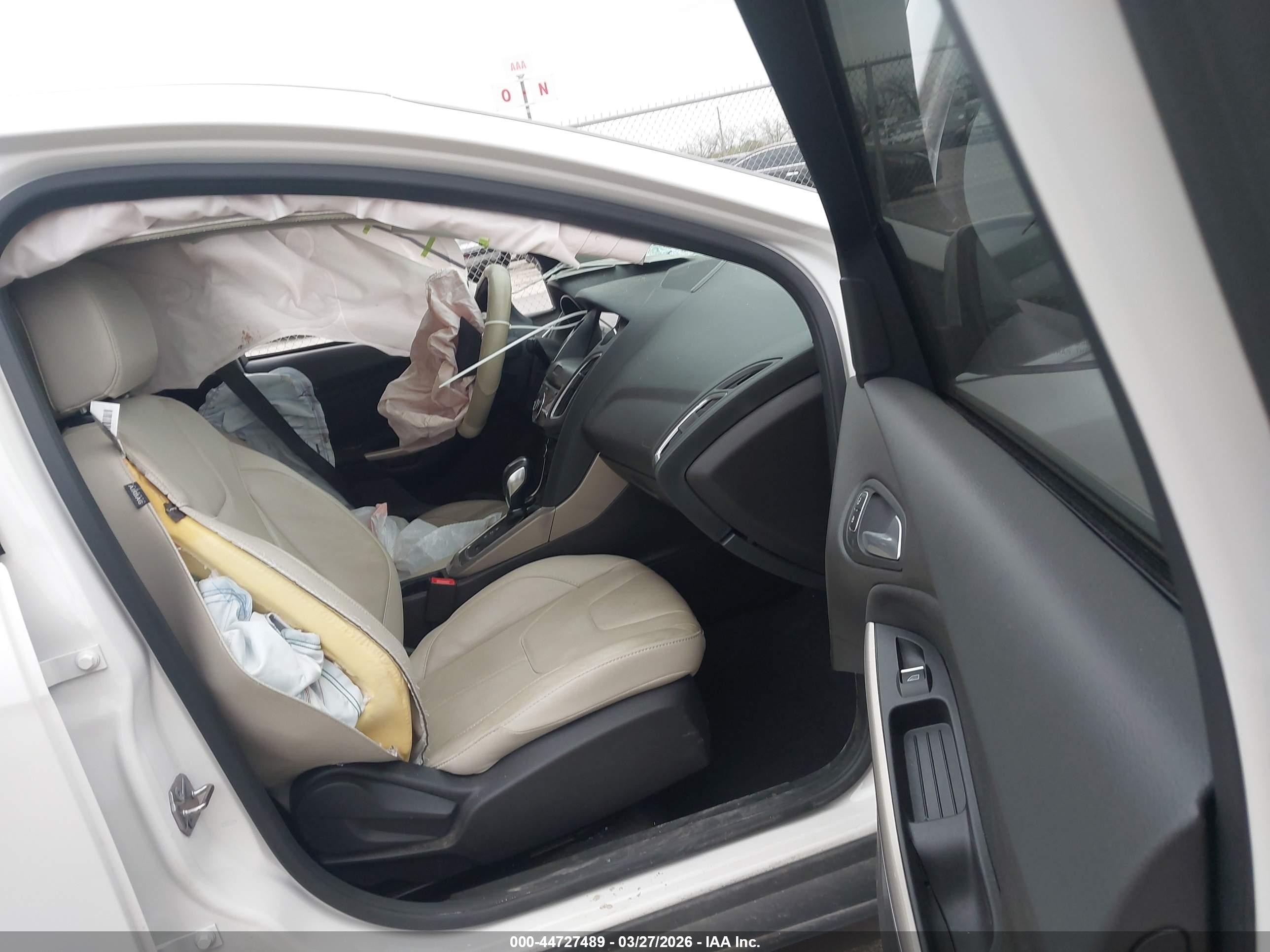 2016 Ford Focus Titanium White vin: 1FADP3J25GL310061