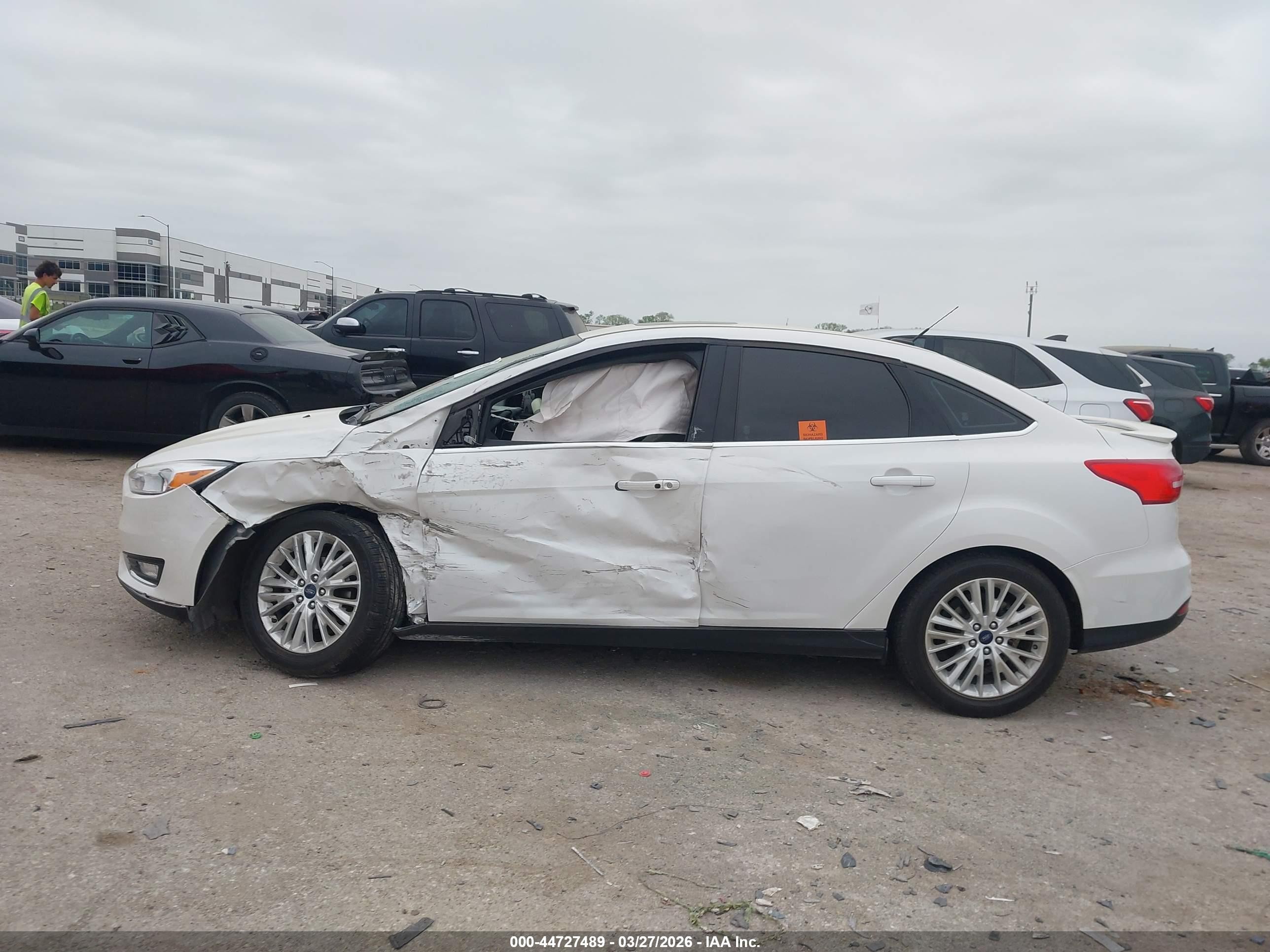 2016 Ford Focus Titanium White vin: 1FADP3J25GL310061