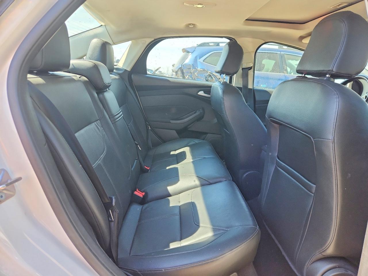 2015 Ford Focus Titanium White vin: 1FADP3J27FL273934