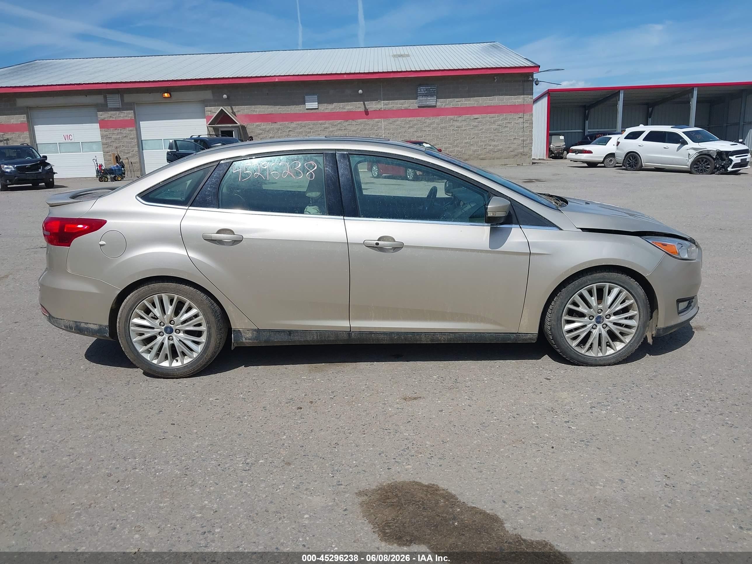 2018 Ford Focus Titanium Tan vin: 1FADP3J27JL272095