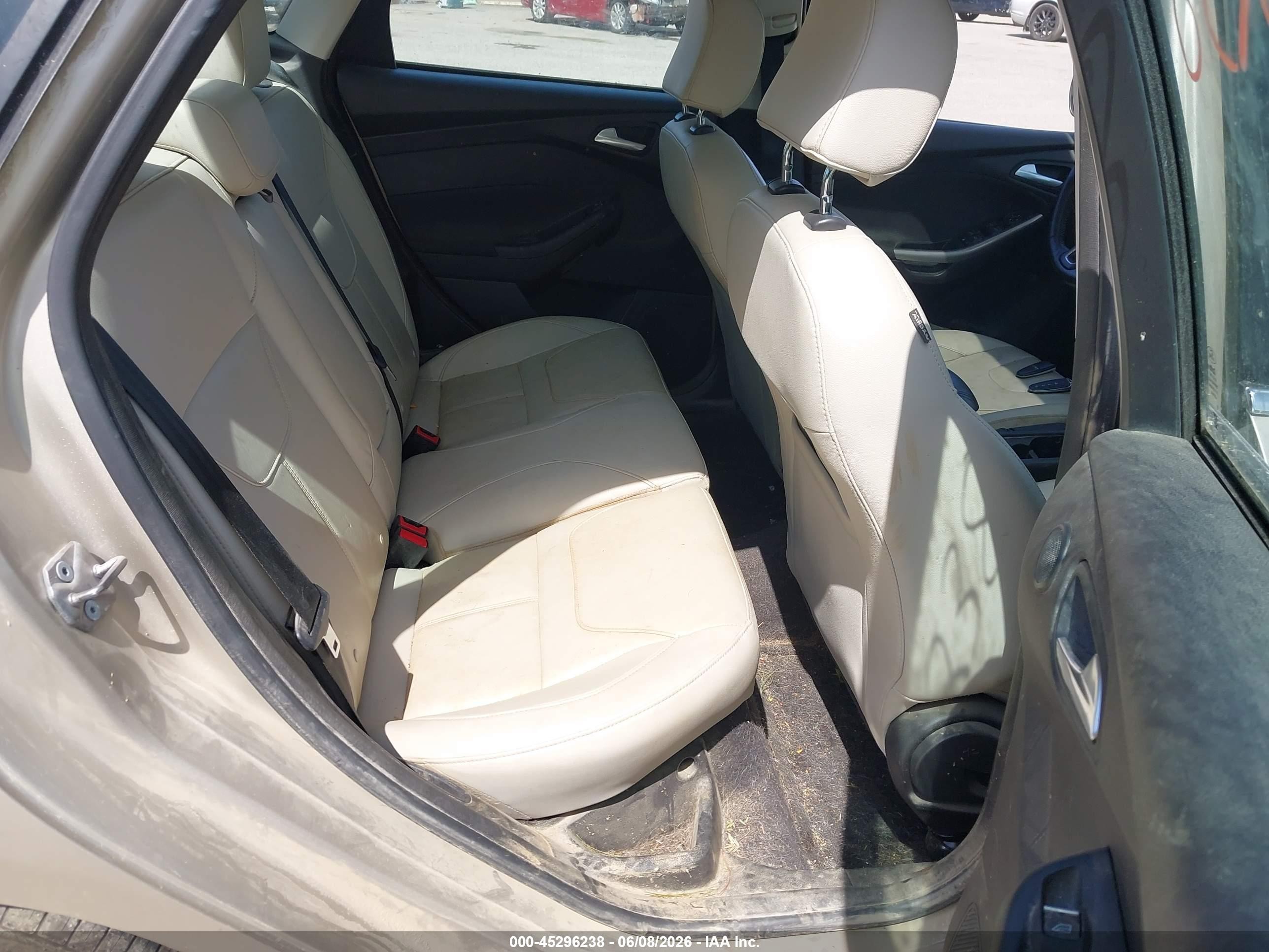 2018 Ford Focus Titanium Tan vin: 1FADP3J27JL272095
