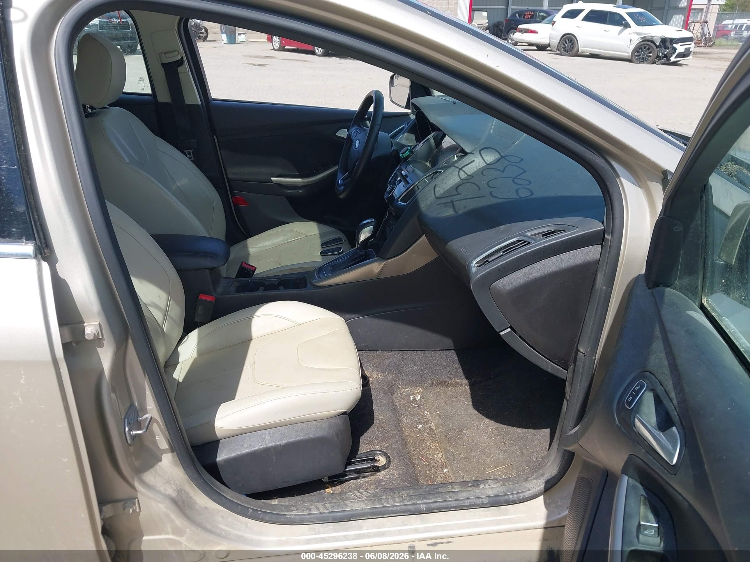 2018 Ford Focus Titanium Tan vin: 1FADP3J27JL272095