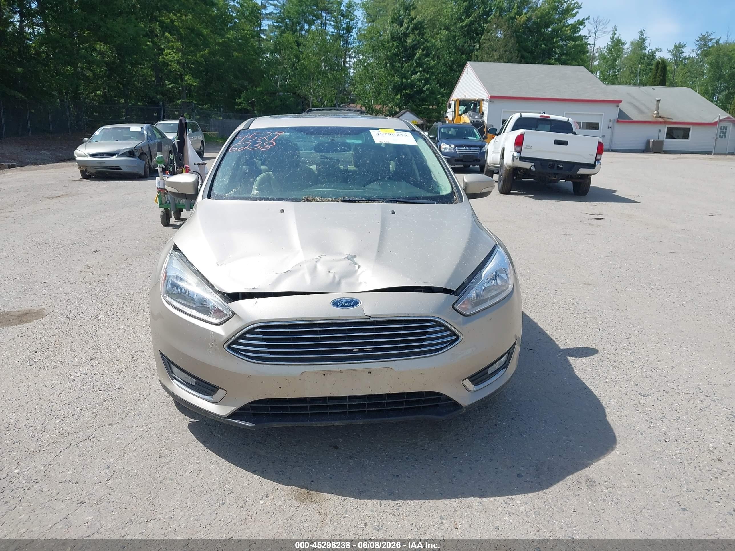 2018 Ford Focus Titanium Tan vin: 1FADP3J27JL272095
