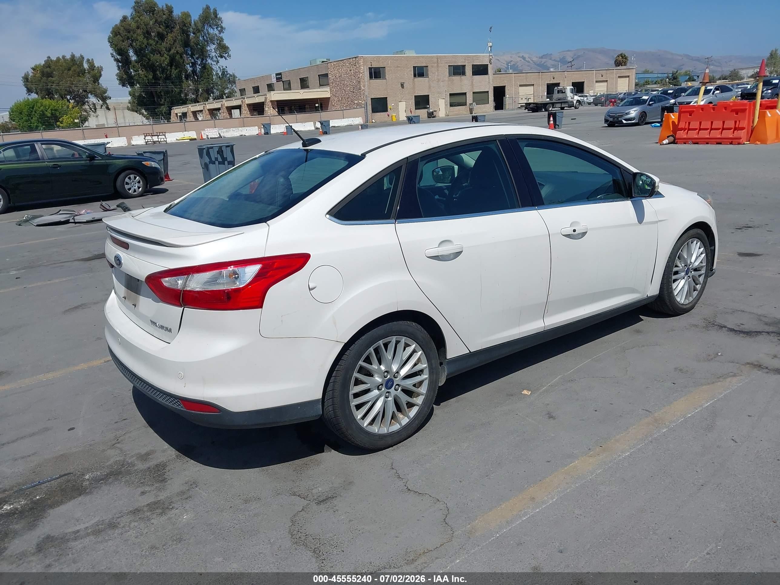 2013 Ford Focus Titanium White vin: 1FADP3J29DL235683