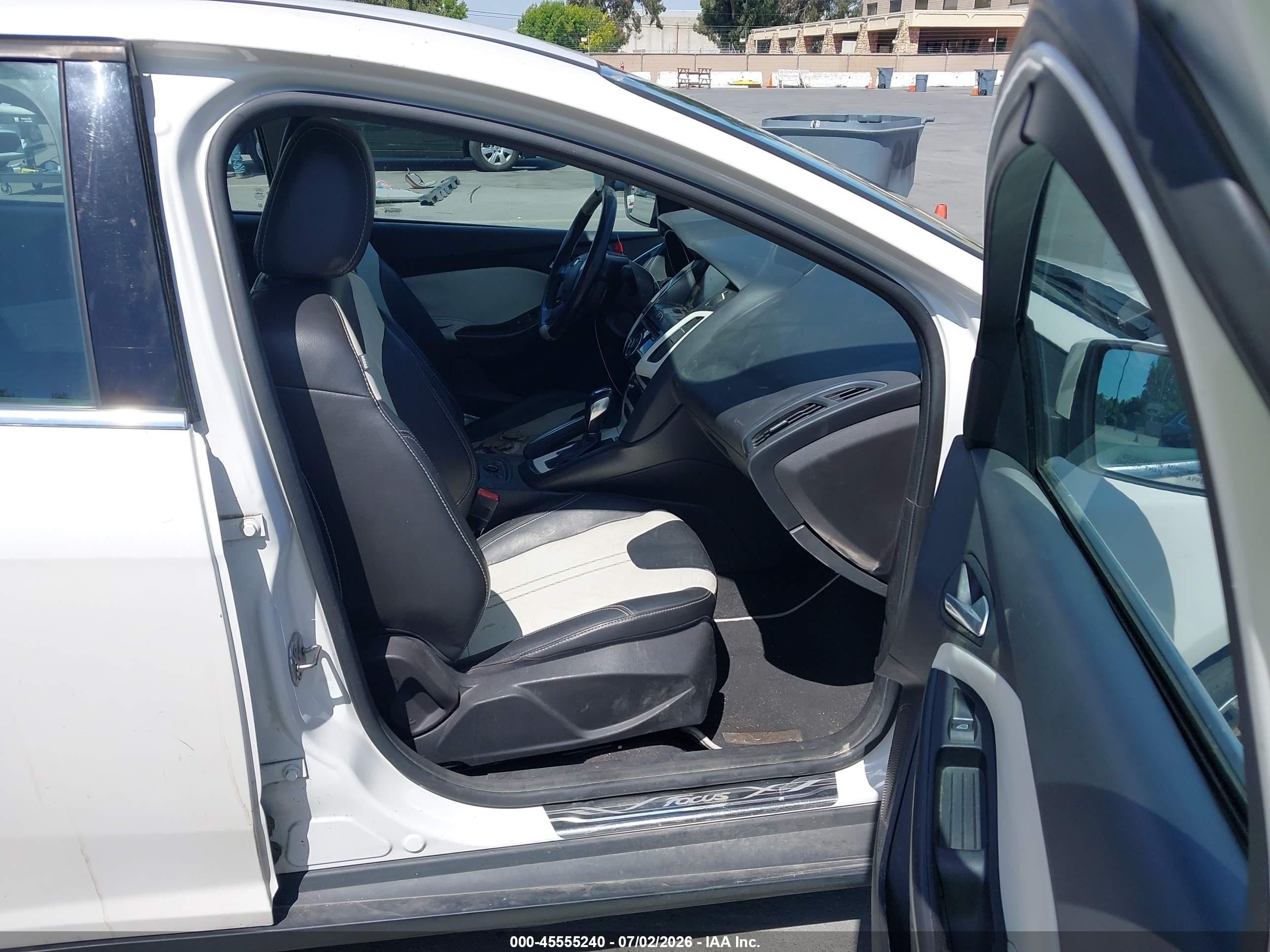 2013 Ford Focus Titanium White vin: 1FADP3J29DL235683