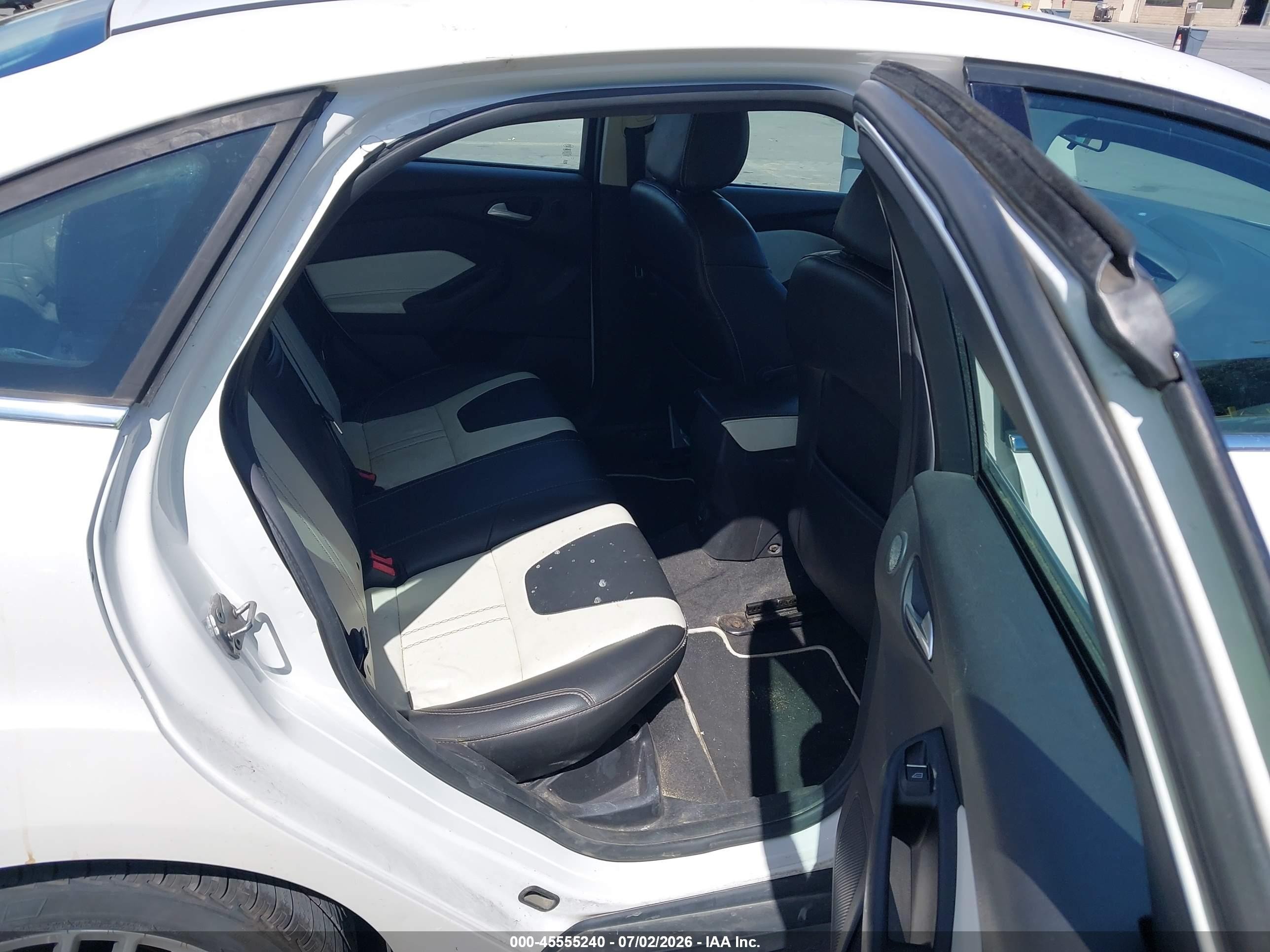 2013 Ford Focus Titanium White vin: 1FADP3J29DL235683