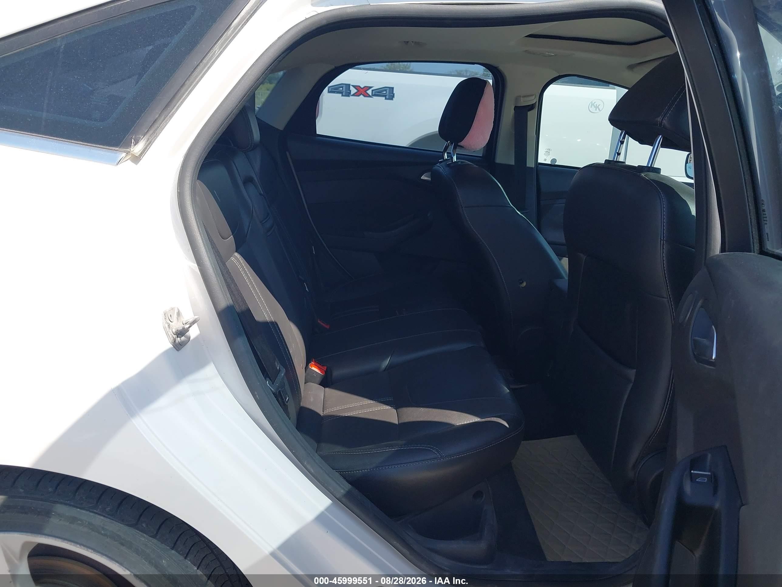 2013 Ford Focus Titanium White vin: 1FADP3J29DL296368