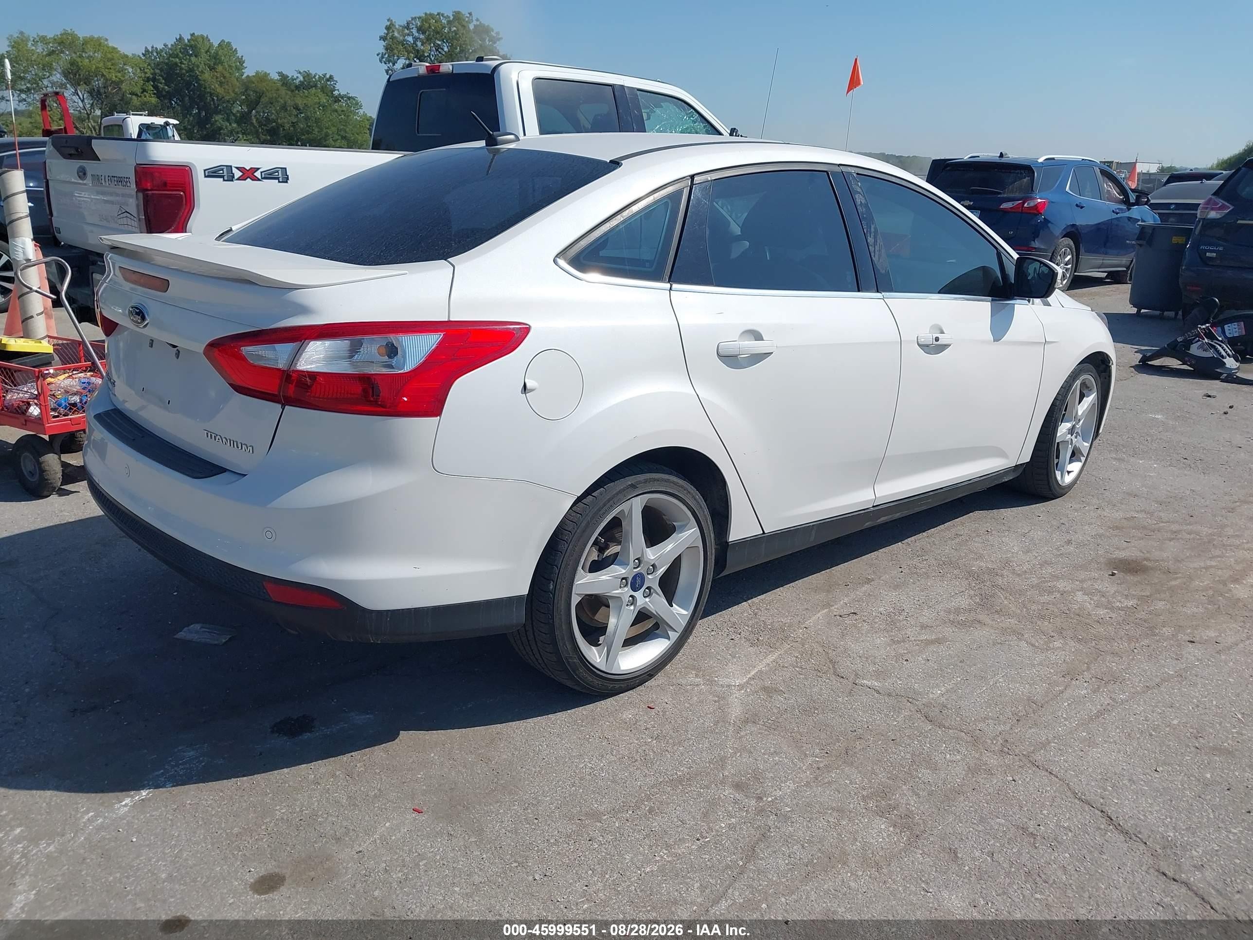 2013 Ford Focus Titanium White vin: 1FADP3J29DL296368