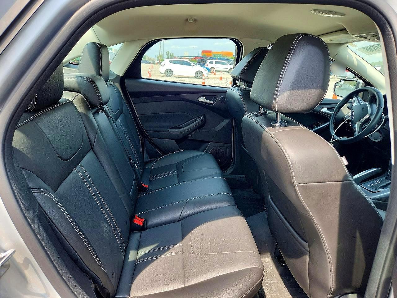 2014 Ford Focus Titanium Silver vin: 1FADP3J29EL143040