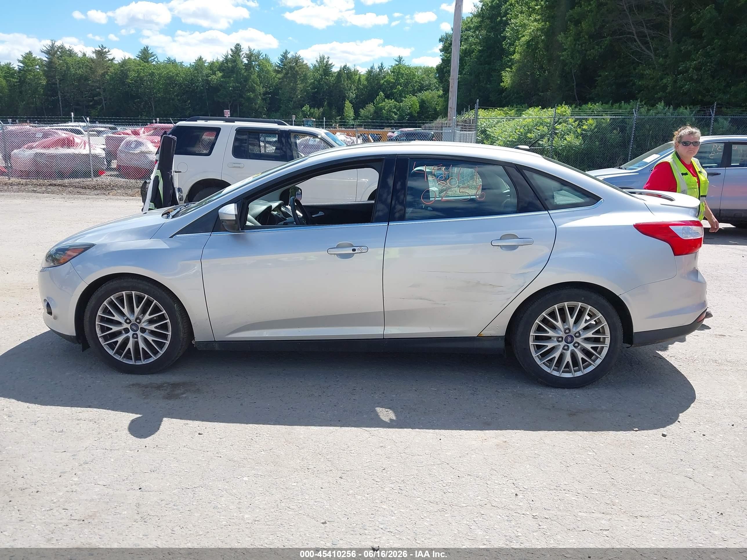 2014 Ford Focus Titanium Silver vin: 1FADP3J29EL221249