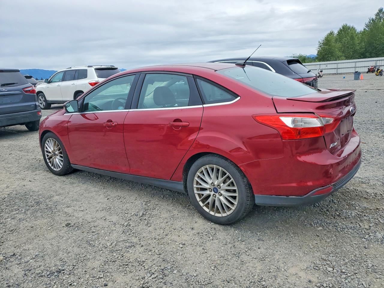2014 Ford Focus Titanium Красный vin: 1FADP3J2XEL312255