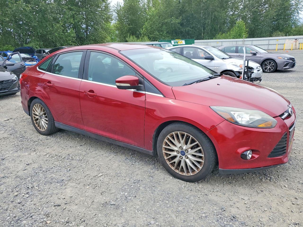 2014 Ford Focus Titanium Красный vin: 1FADP3J2XEL312255