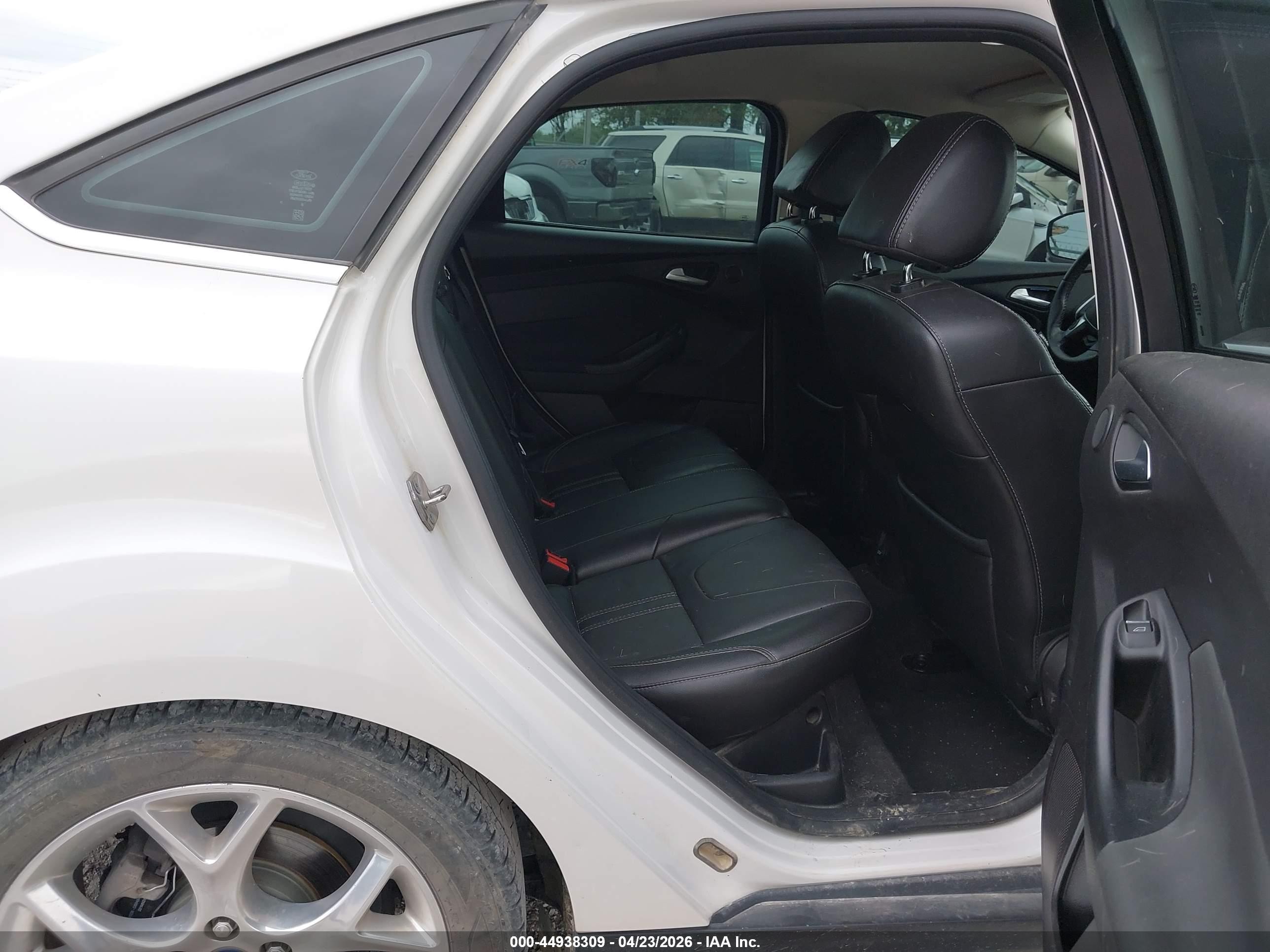 2014 Ford Focus Titanium Белый vin: 1FADP3J2XEL349144