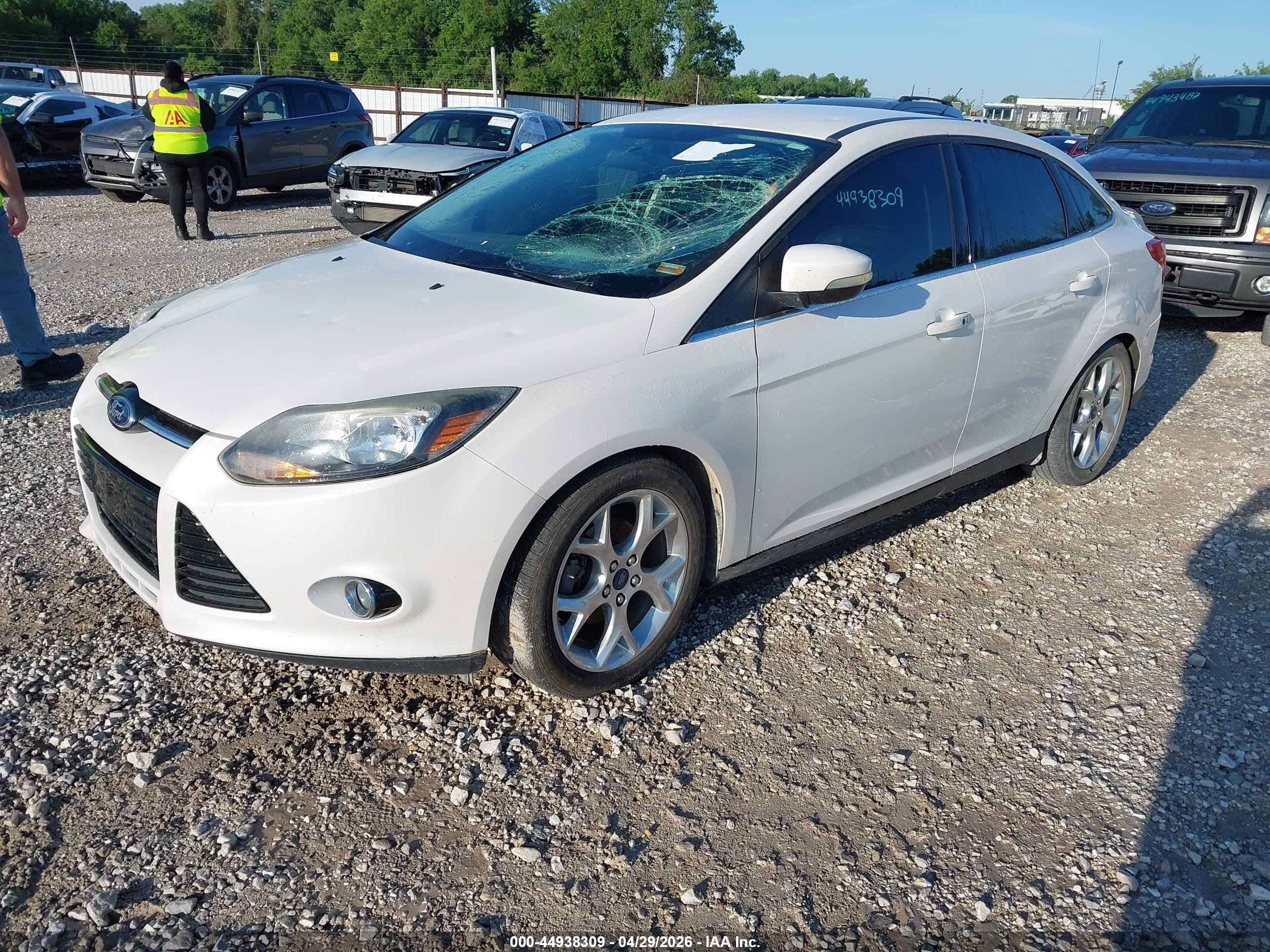 2014 Ford Focus Titanium Белый vin: 1FADP3J2XEL349144