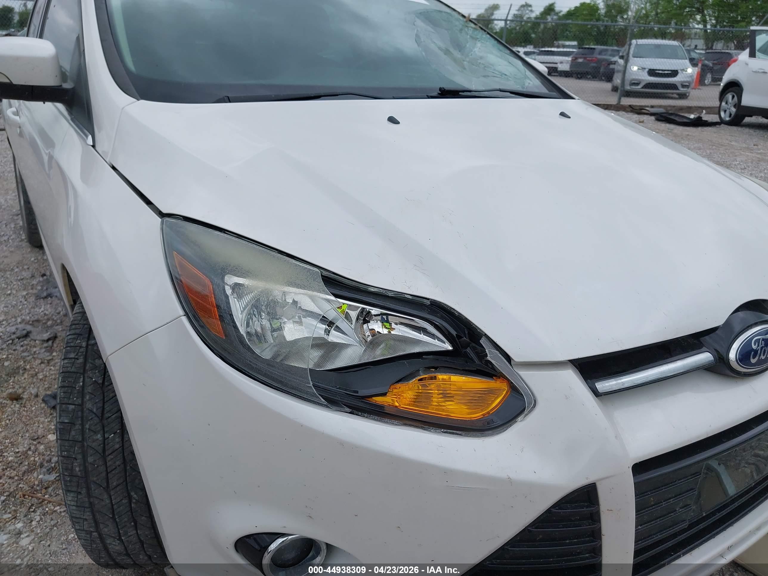 2014 Ford Focus Titanium Белый vin: 1FADP3J2XEL349144
