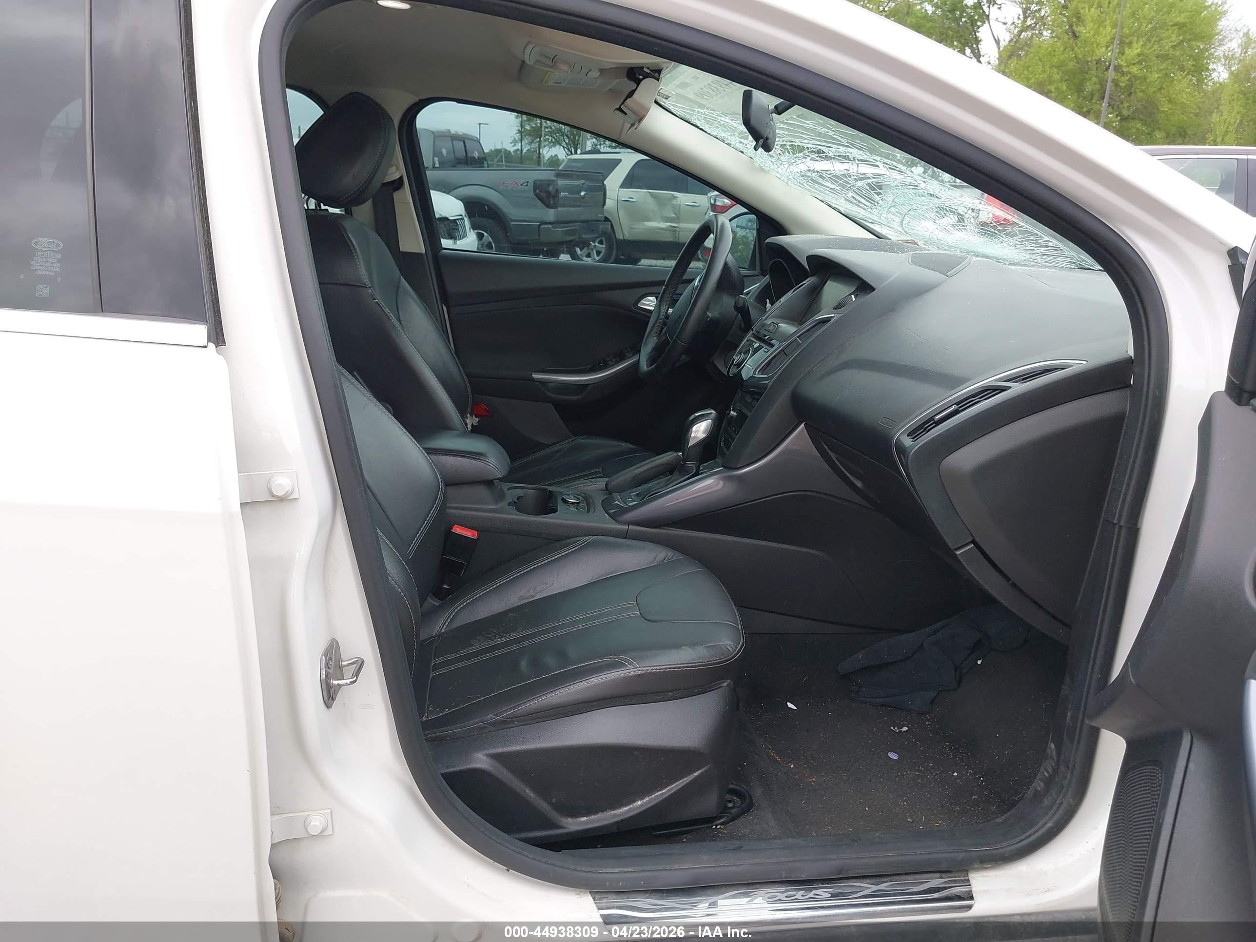 2014 Ford Focus Titanium Белый vin: 1FADP3J2XEL349144