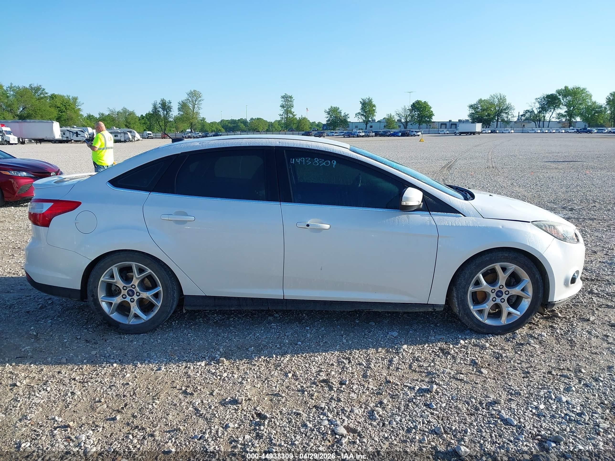 2014 Ford Focus Titanium Белый vin: 1FADP3J2XEL349144