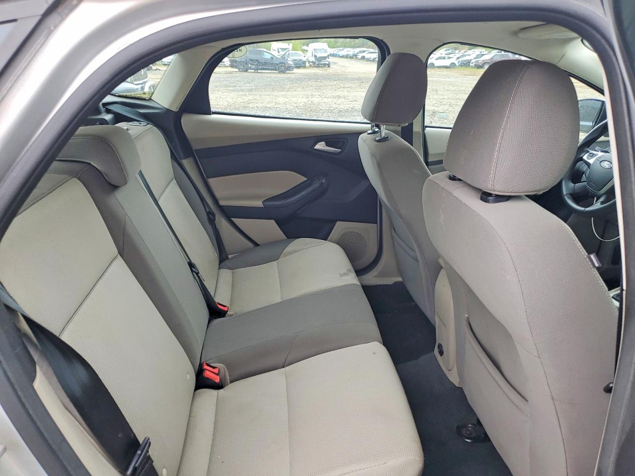 2014 Ford Focus Se Silver vin: 1FADP3K20EL164437