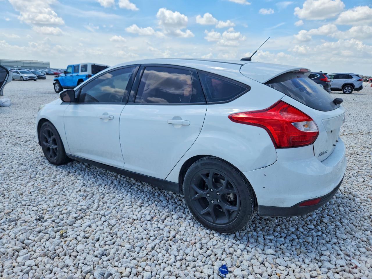 2014 Ford Focus White vin: 1FADP3K20EL207724
