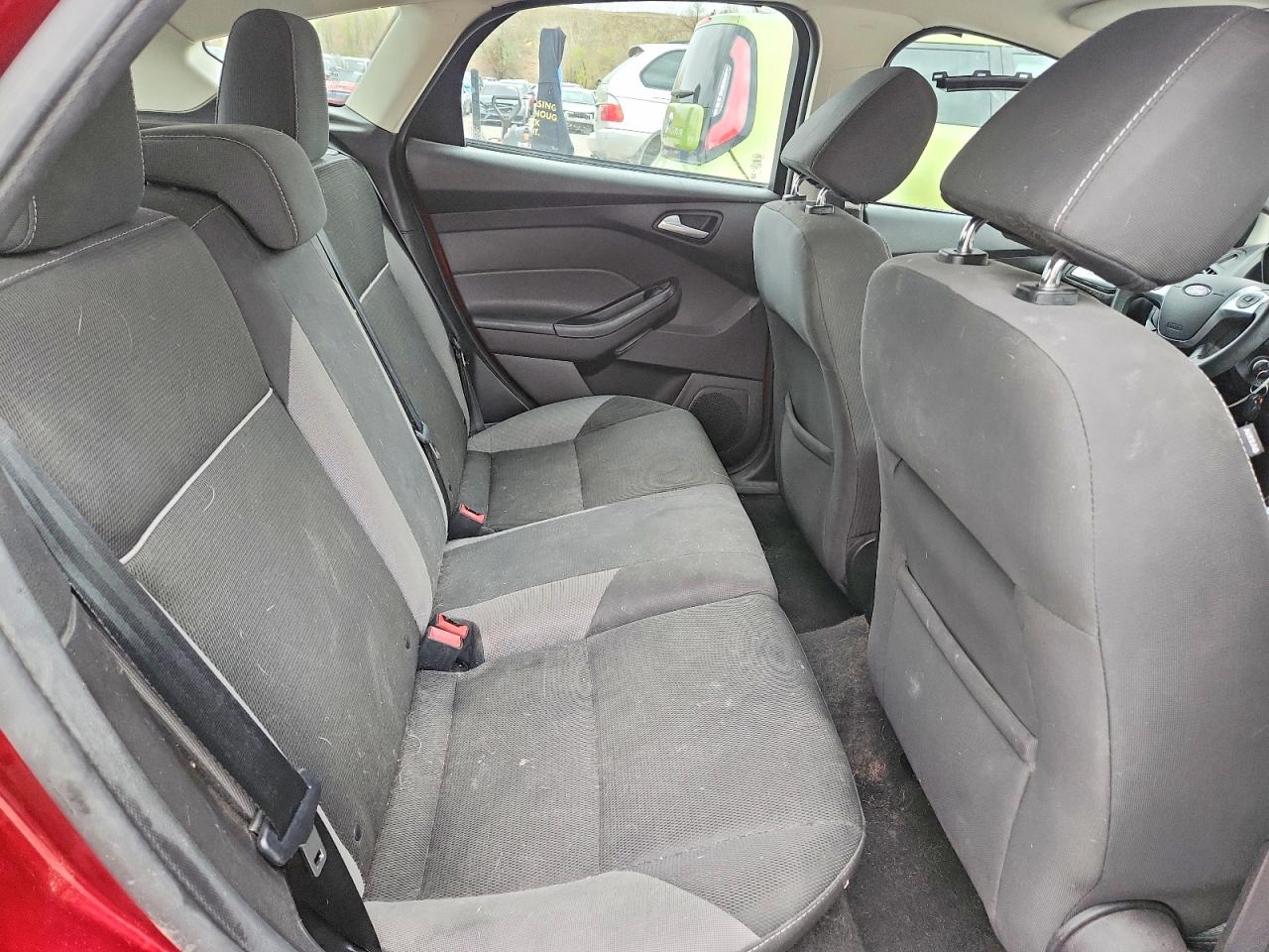 2014 Ford Focus Se Red vin: 1FADP3K20EL220053