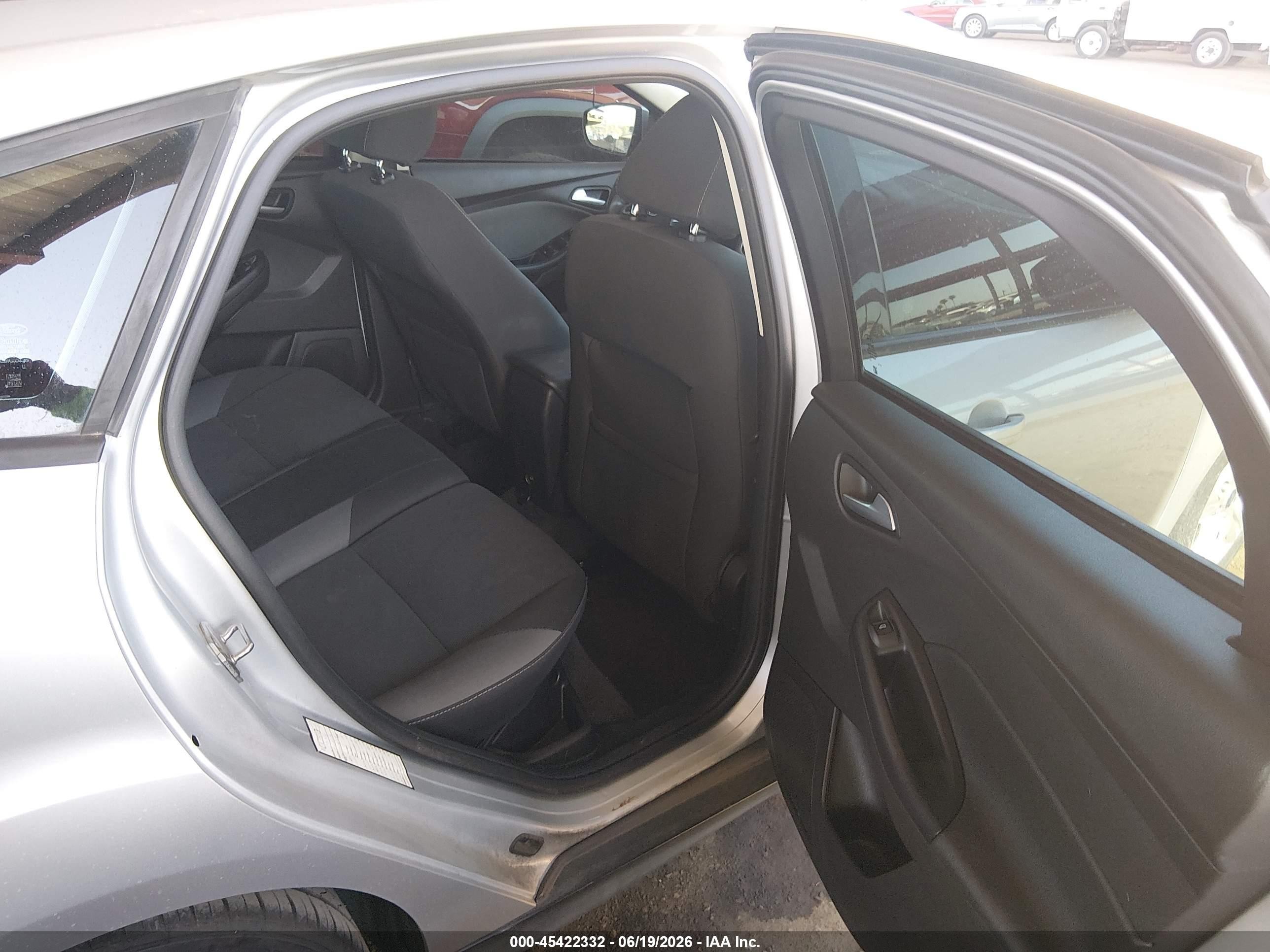 2014 Ford Focus Se Silver vin: 1FADP3K20EL239671