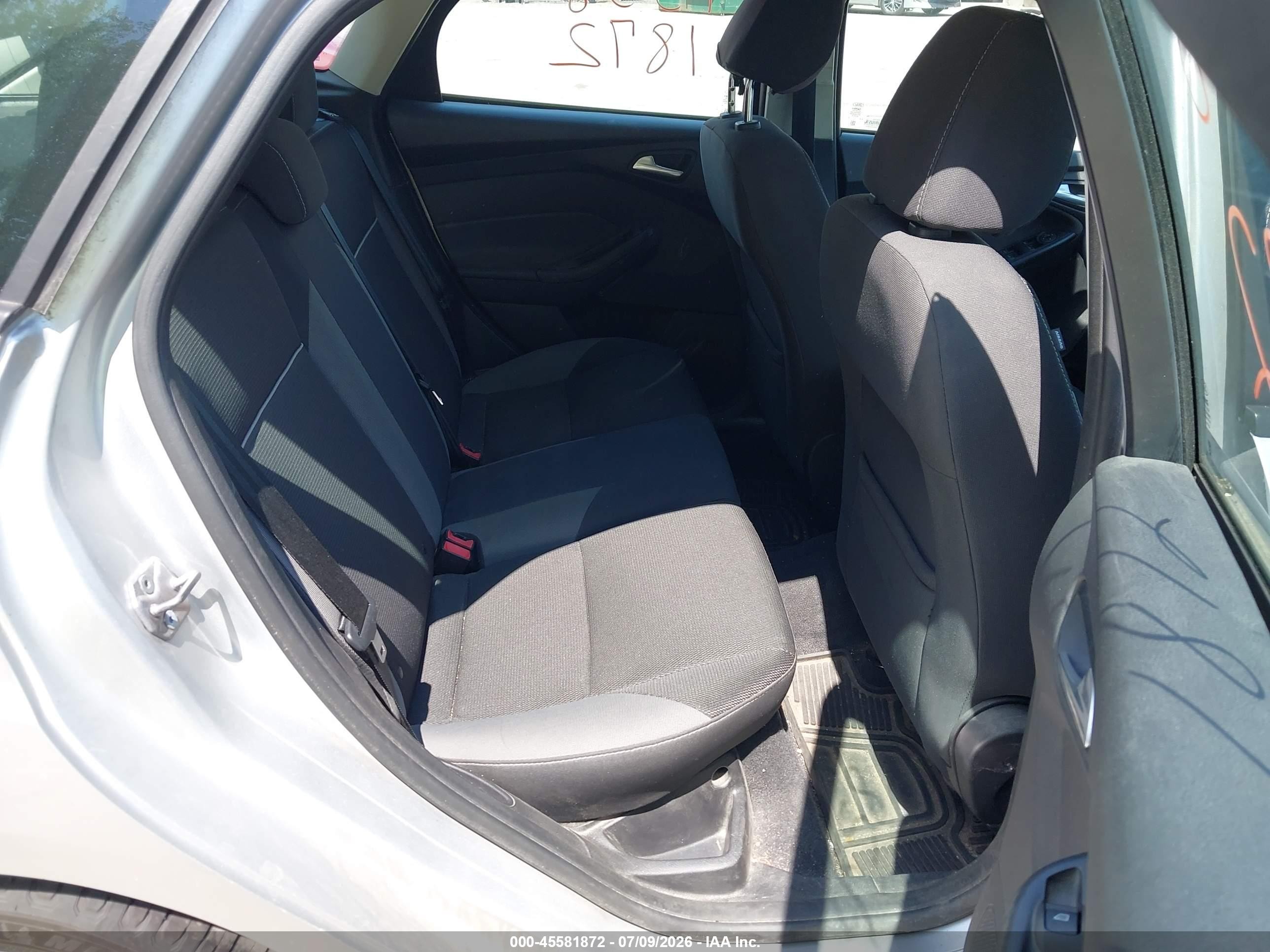 2014 Ford Focus Se Silver vin: 1FADP3K20EL243199