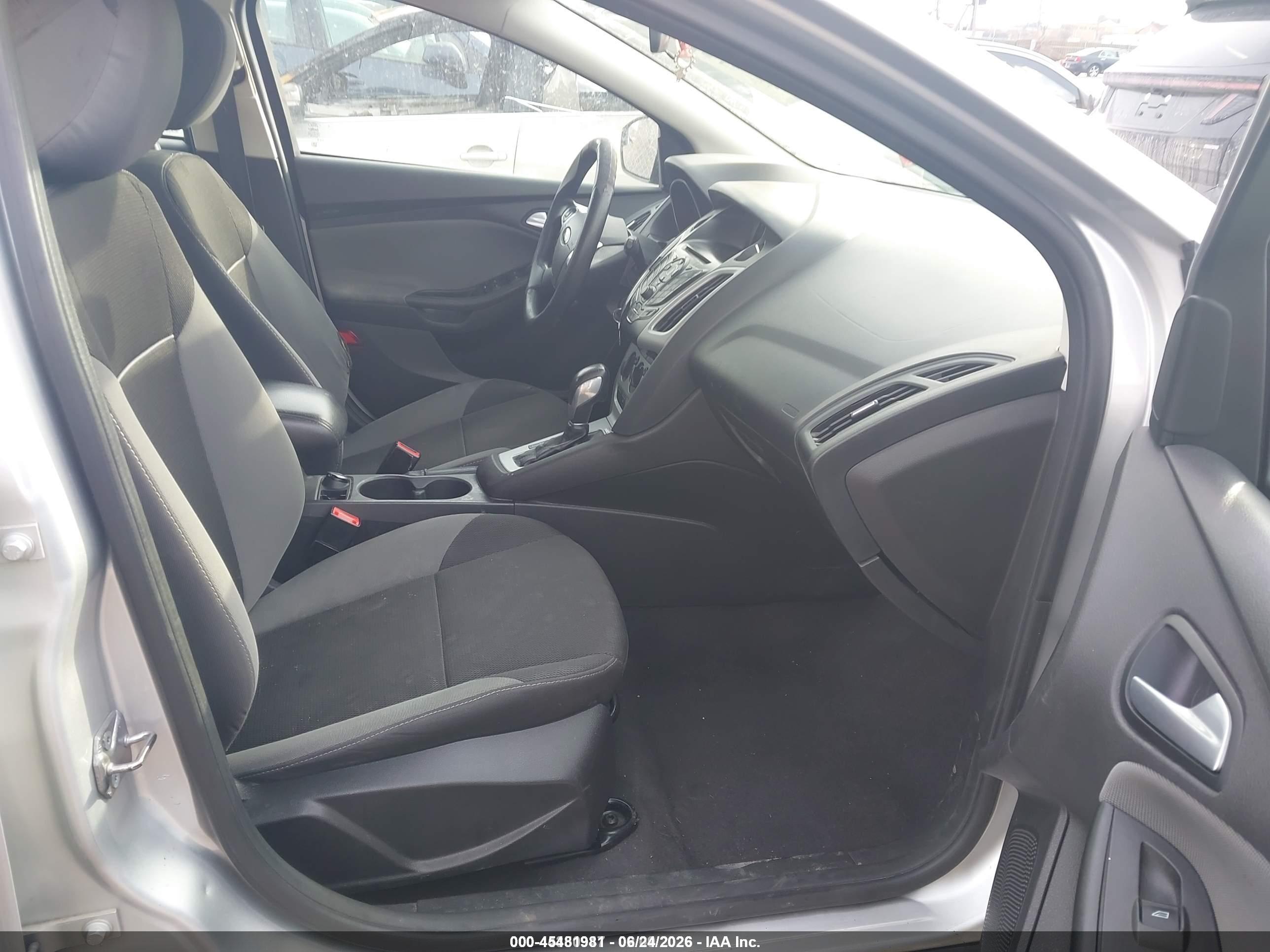 2014 Ford Focus Se Серебряный vin: 1FADP3K20EL417790