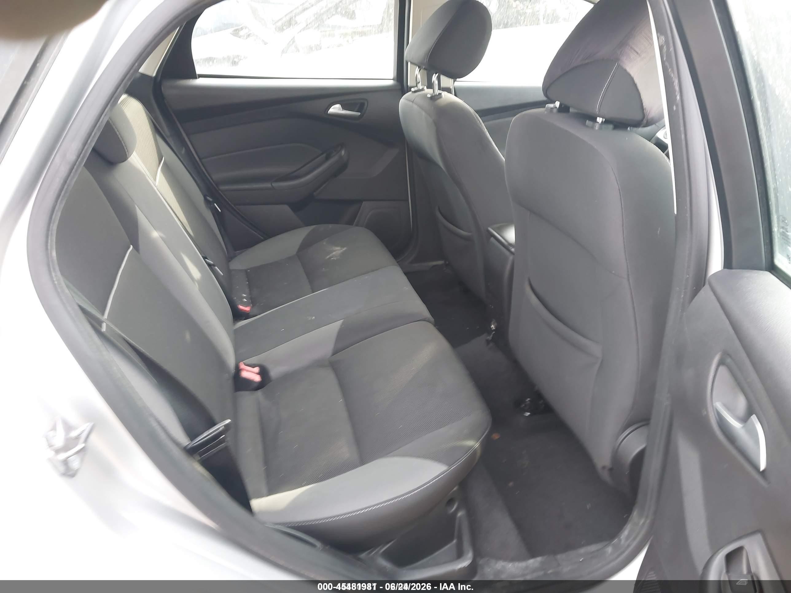 2014 Ford Focus Se Серебряный vin: 1FADP3K20EL417790
