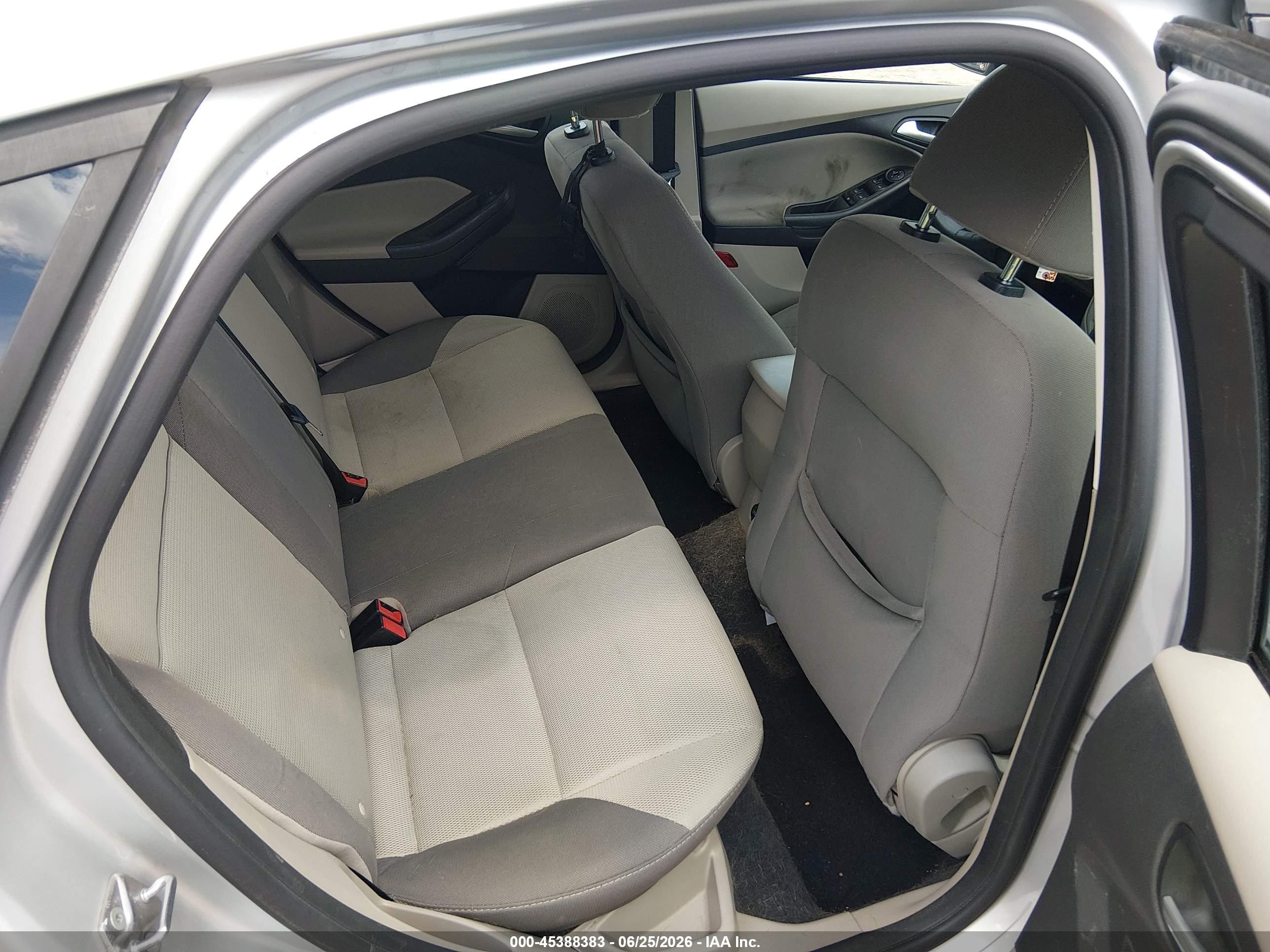 2014 Ford Focus Se Silver vin: 1FADP3K20EL441524