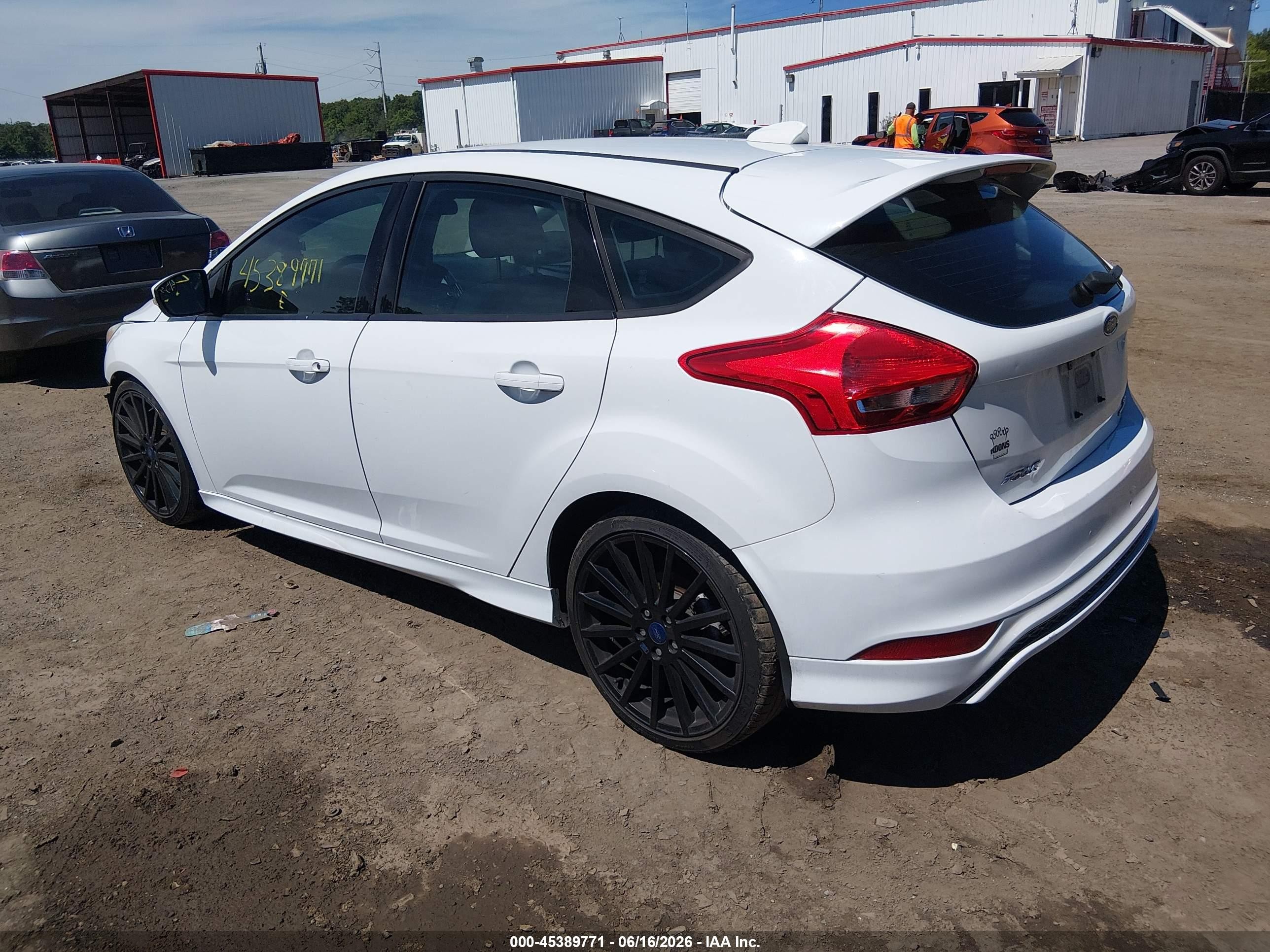 2015 Ford Focus Se White vin: 1FADP3K20FL228574