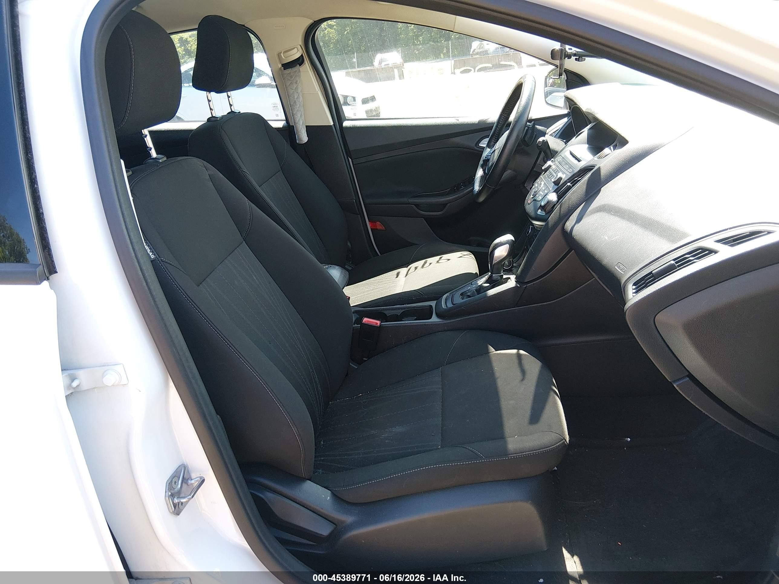 2015 Ford Focus Se White vin: 1FADP3K20FL228574