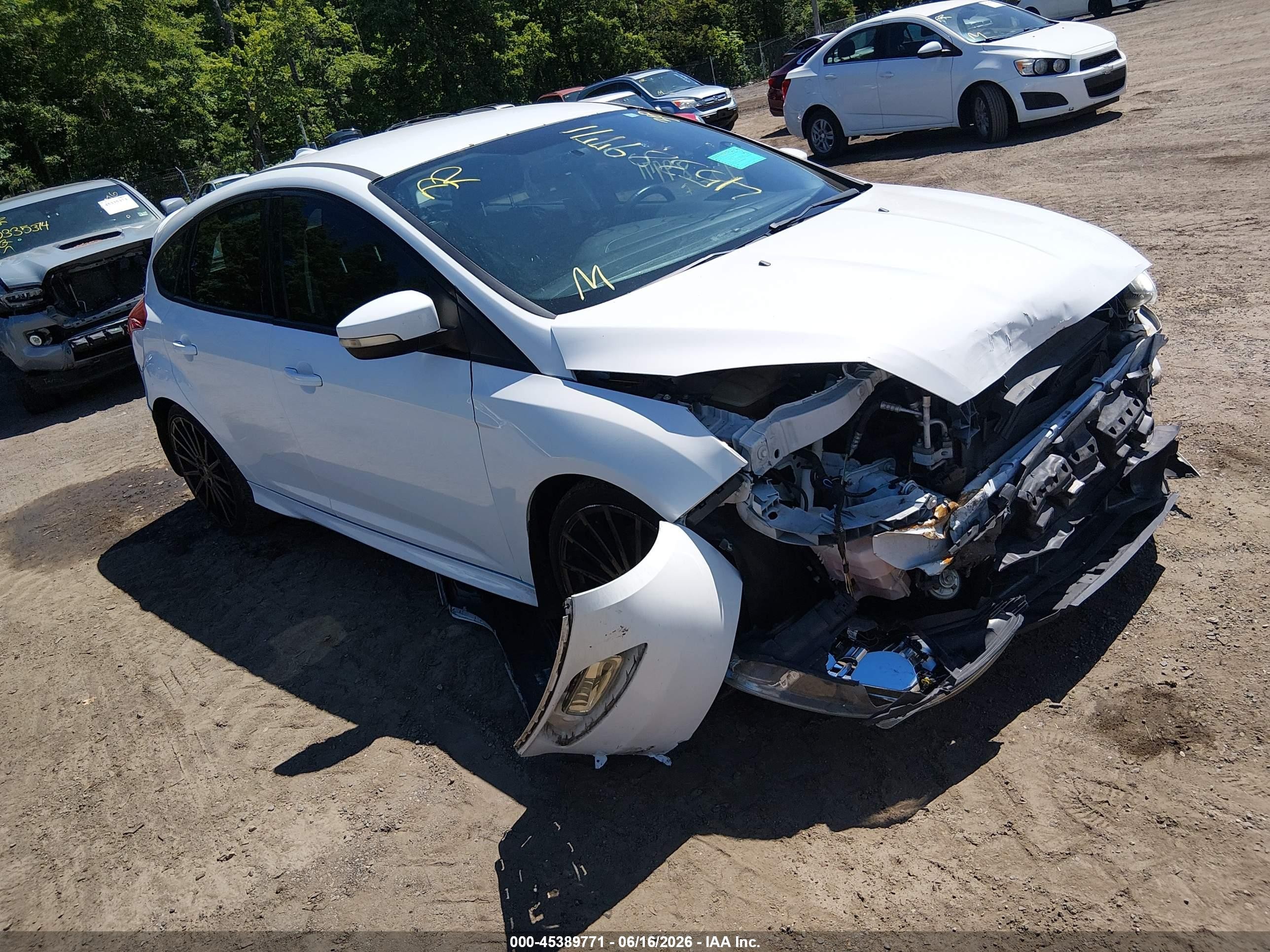2015 Ford Focus Se White vin: 1FADP3K20FL228574