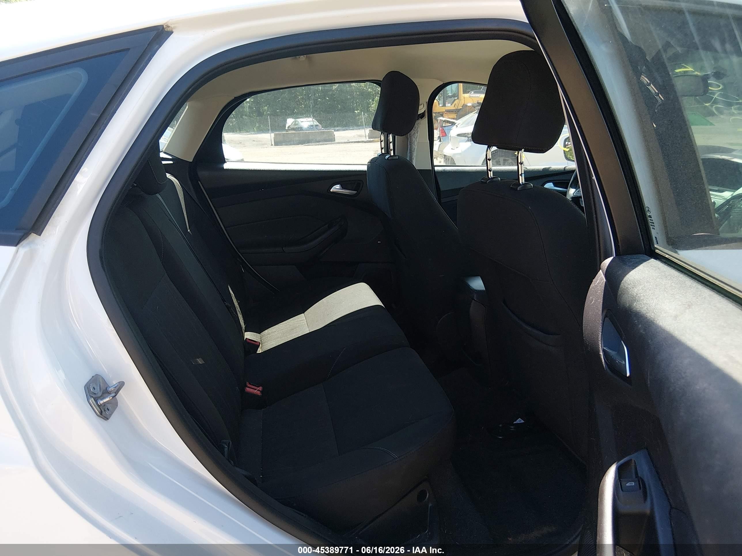 2015 Ford Focus Se White vin: 1FADP3K20FL228574