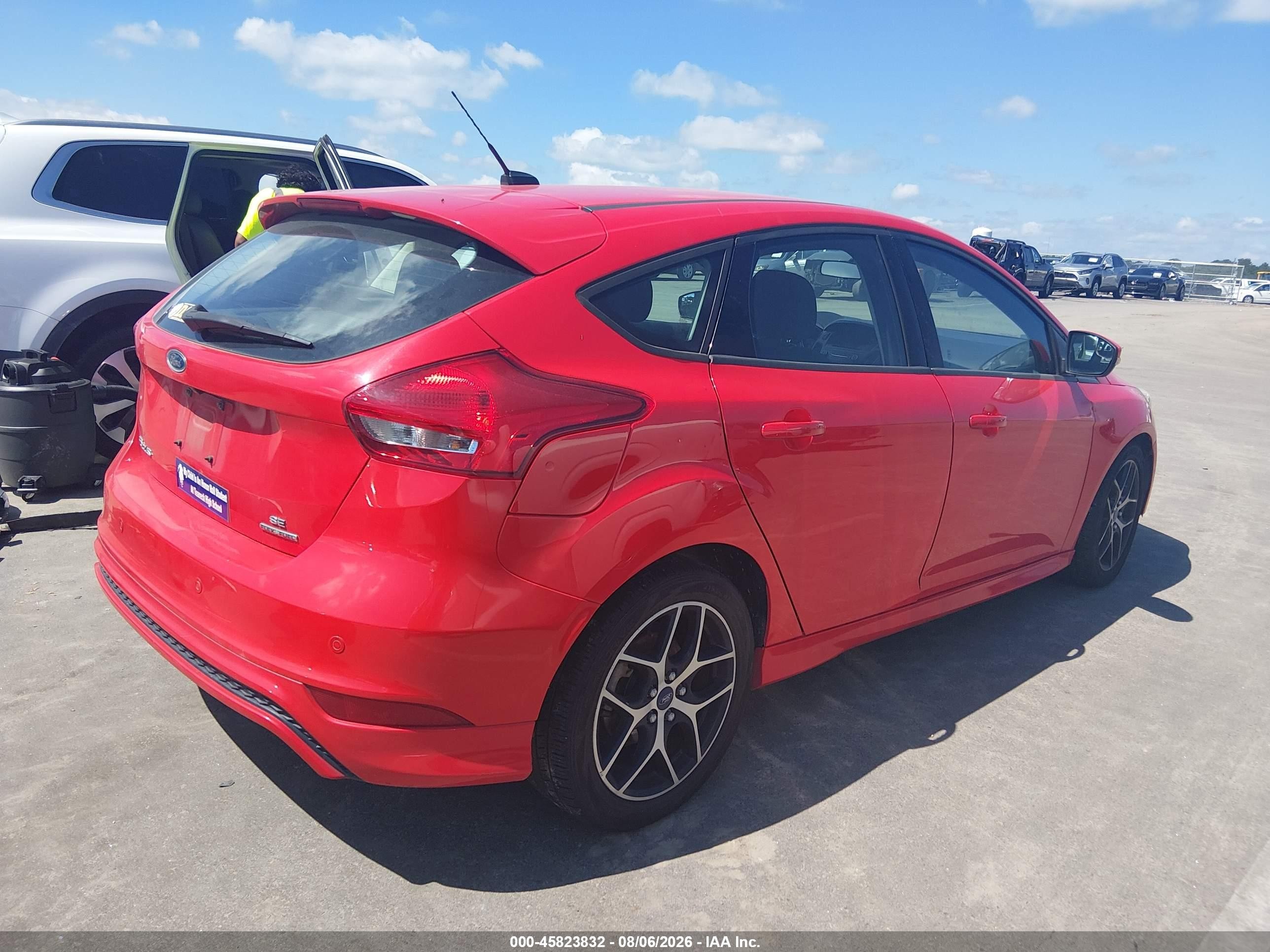 2015 Ford Focus Se Red vin: 1FADP3K20FL238294