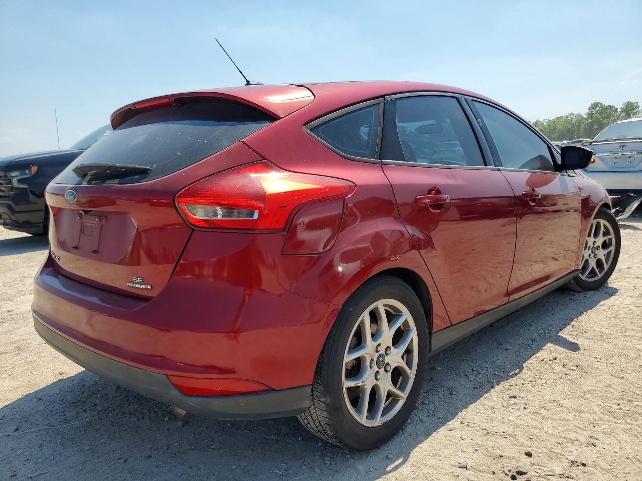 2015 Ford Focus Burgundy vin: 1FADP3K20FL252843
