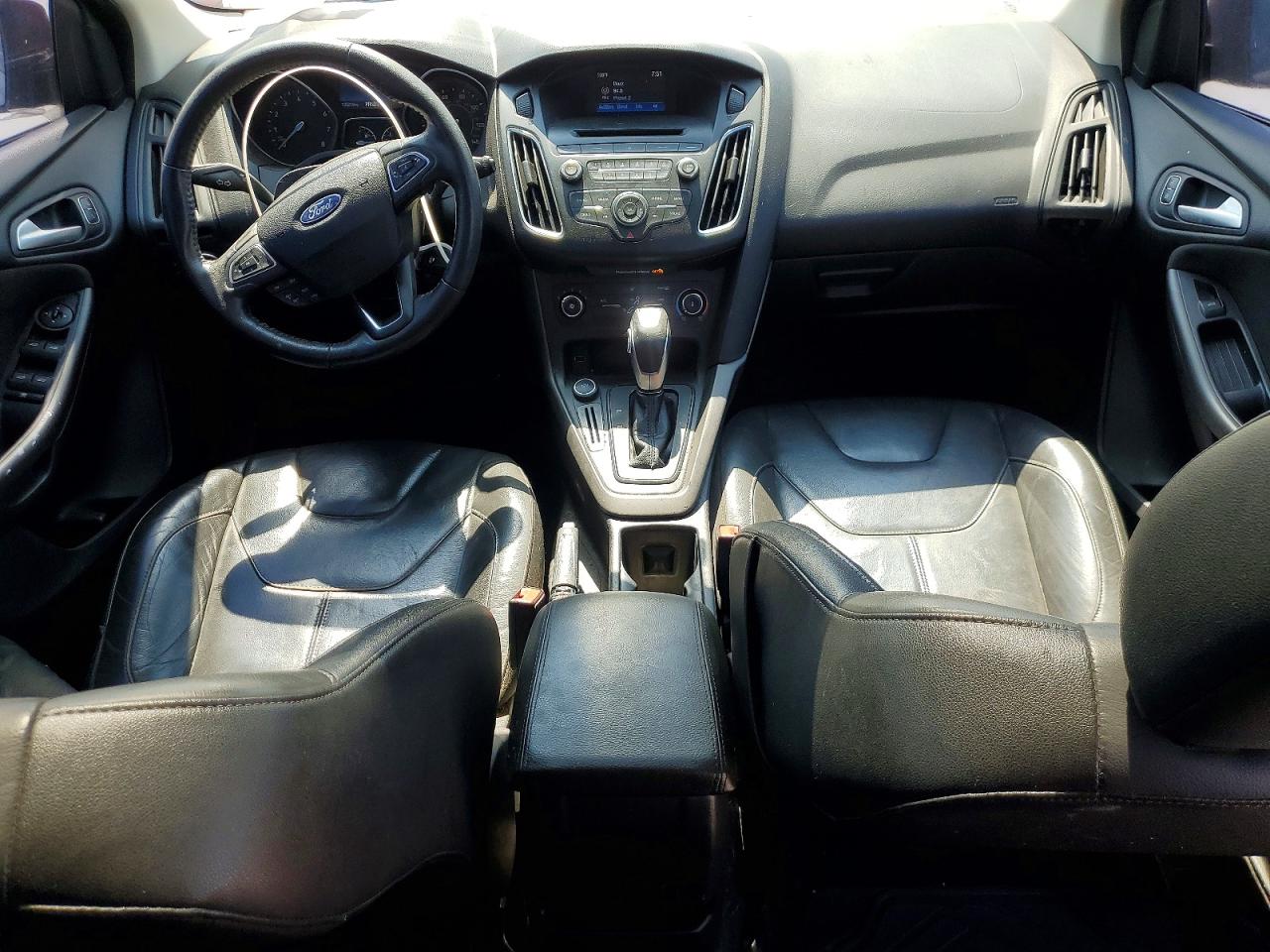 2015 Ford Focus Burgundy vin: 1FADP3K20FL252843