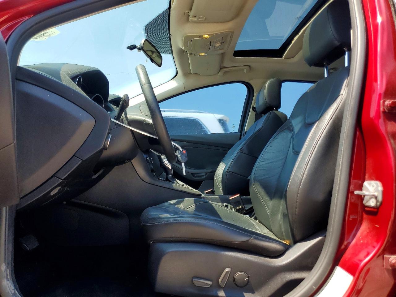 2015 Ford Focus Burgundy vin: 1FADP3K20FL252843