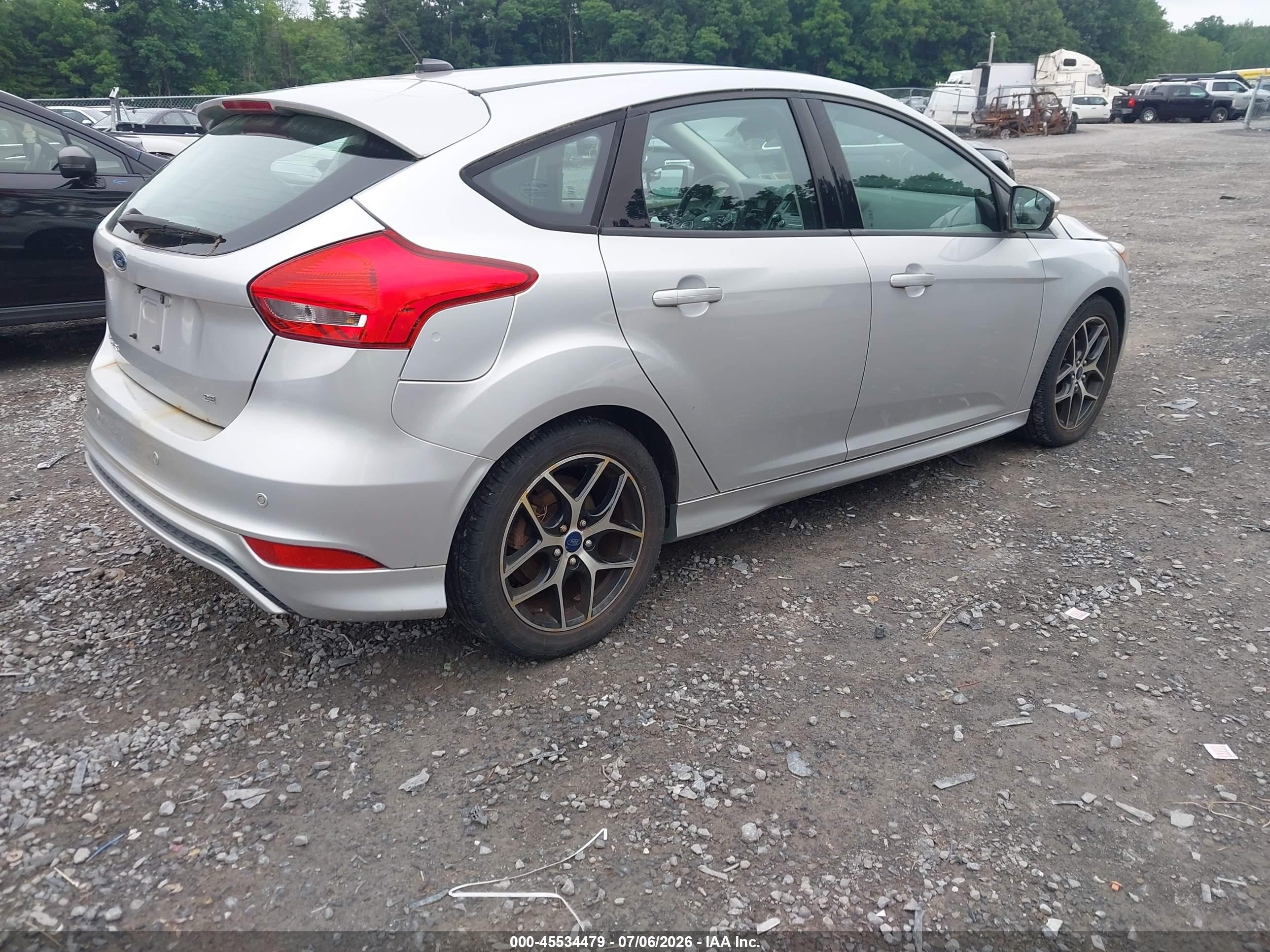 2015 Ford Focus Se Silver vin: 1FADP3K20FL310787