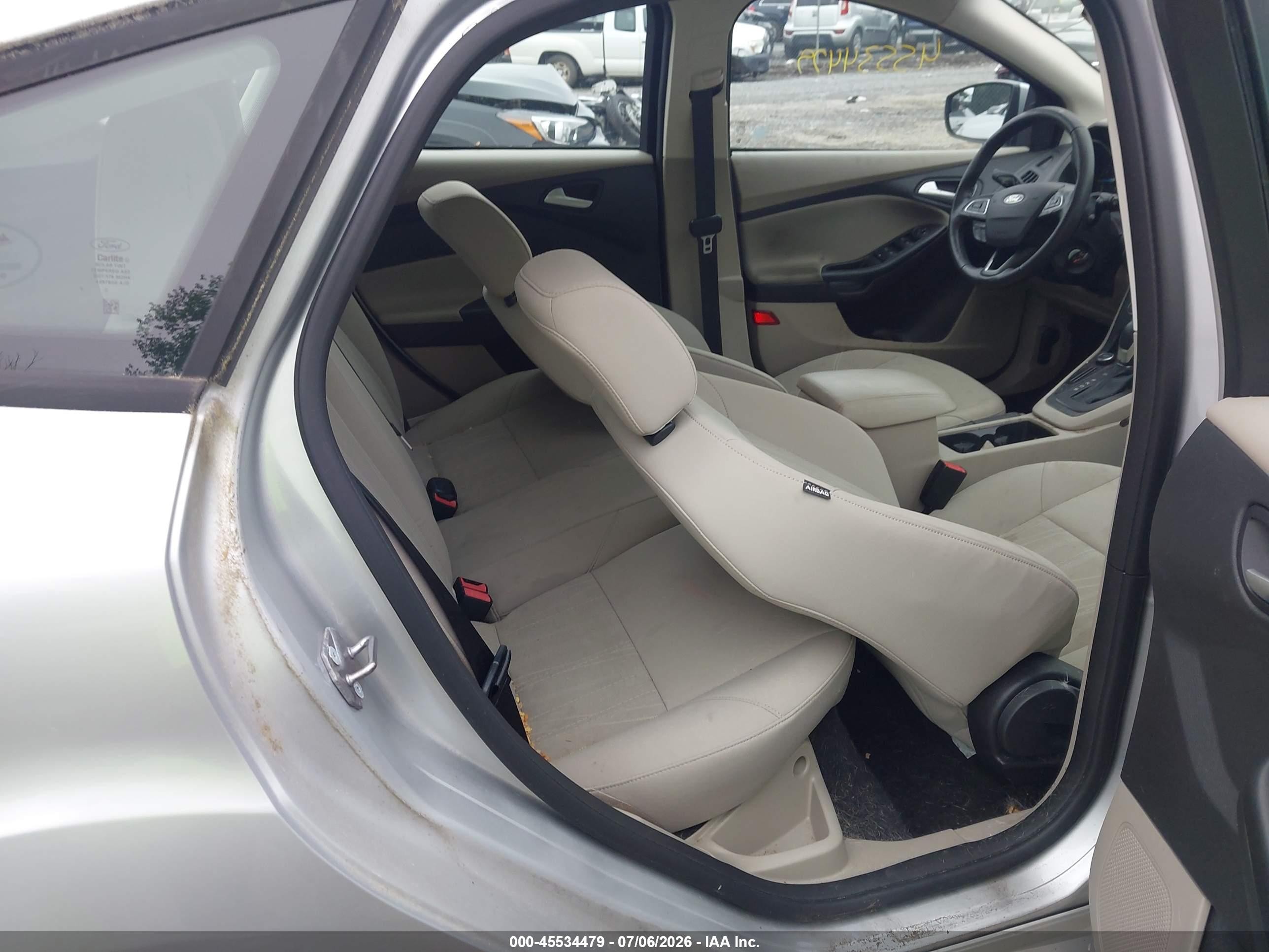2015 Ford Focus Se Silver vin: 1FADP3K20FL310787