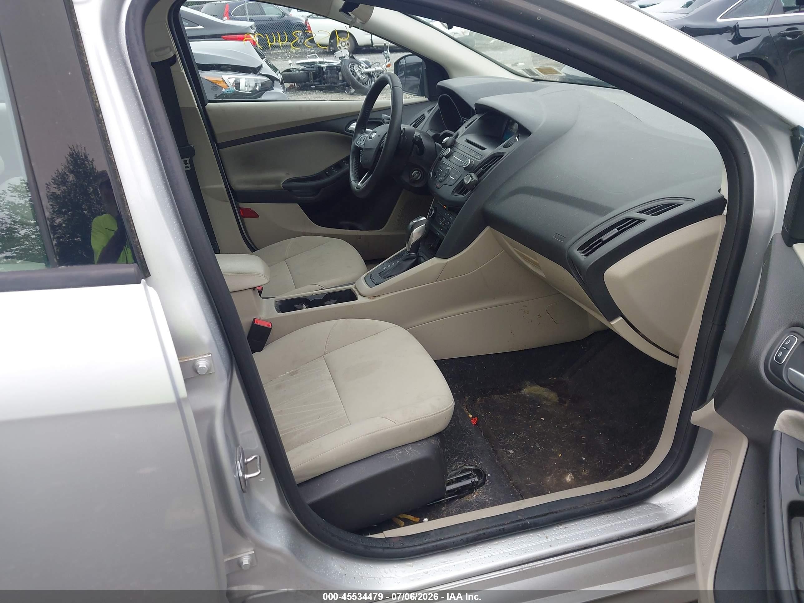 2015 Ford Focus Se Silver vin: 1FADP3K20FL310787