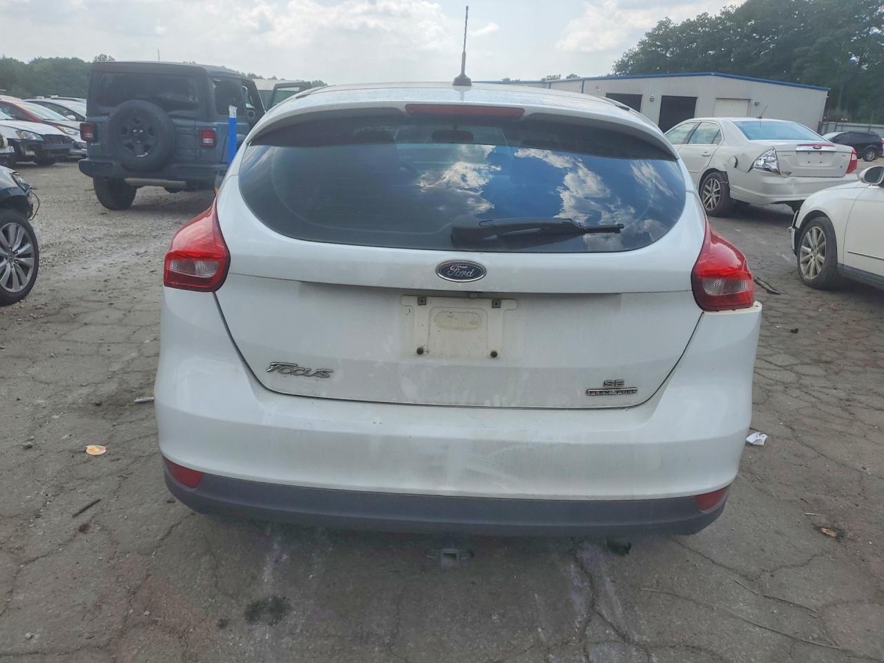 2015 Ford Focus Se White vin: 1FADP3K20FL311275