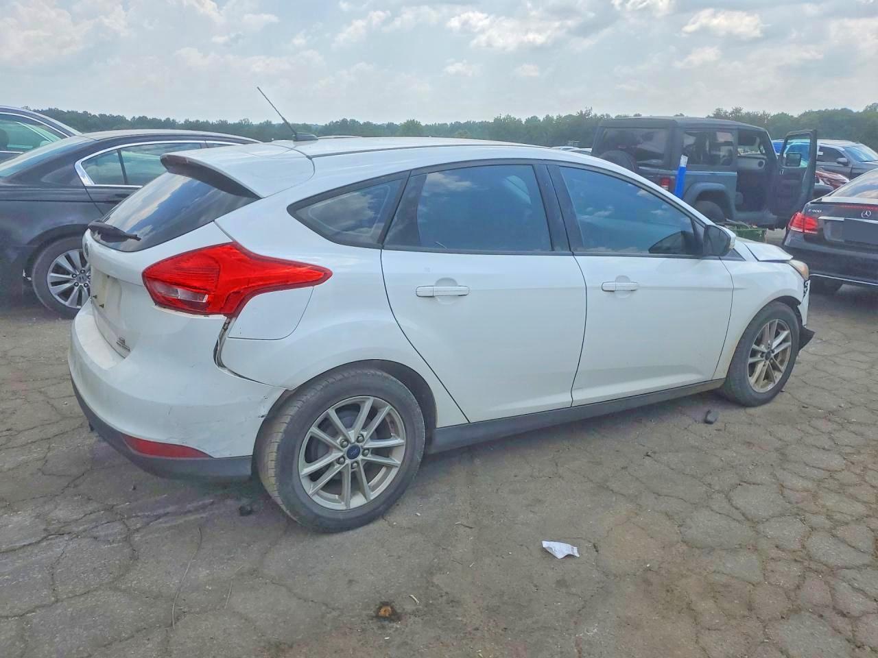 2015 Ford Focus Se White vin: 1FADP3K20FL311275