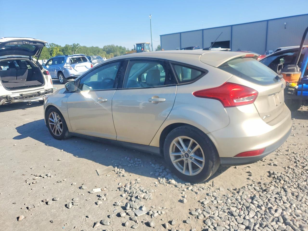 2018 Ford Focus Se Tan vin: 1FADP3K20JL281901